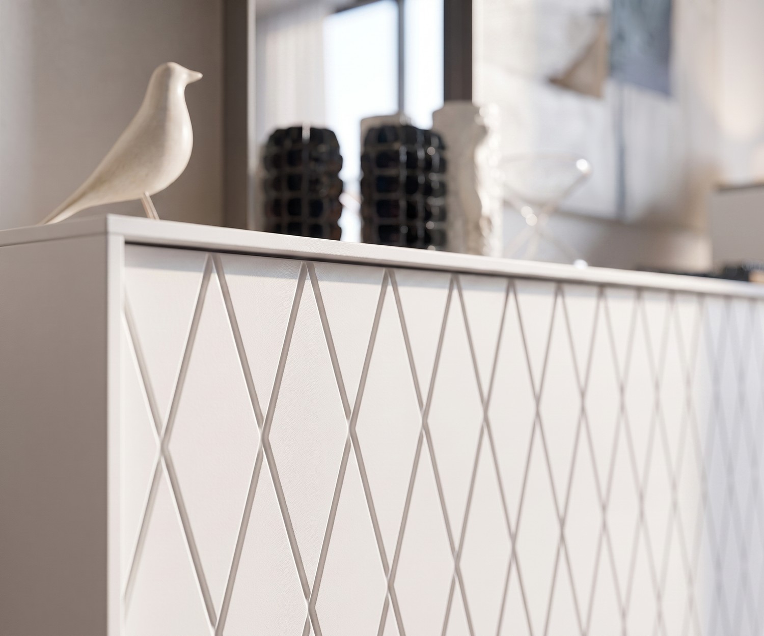 al2 e-klipse 003 Designer Sideboard fürs Wohnzimmer in Weiß mit modernem Rautenmuster und eleganter Deko.