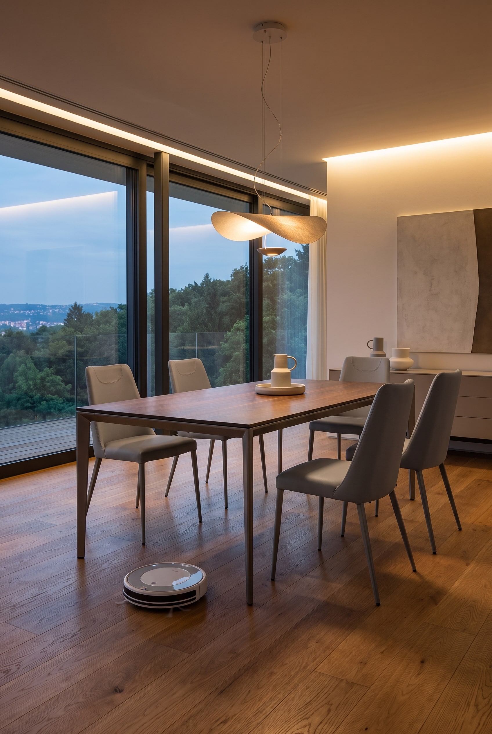 Le robot aspirateur navigue efficacement sous une table &agrave; manger moderne avec des pieds de chaise minces et bien identifiables