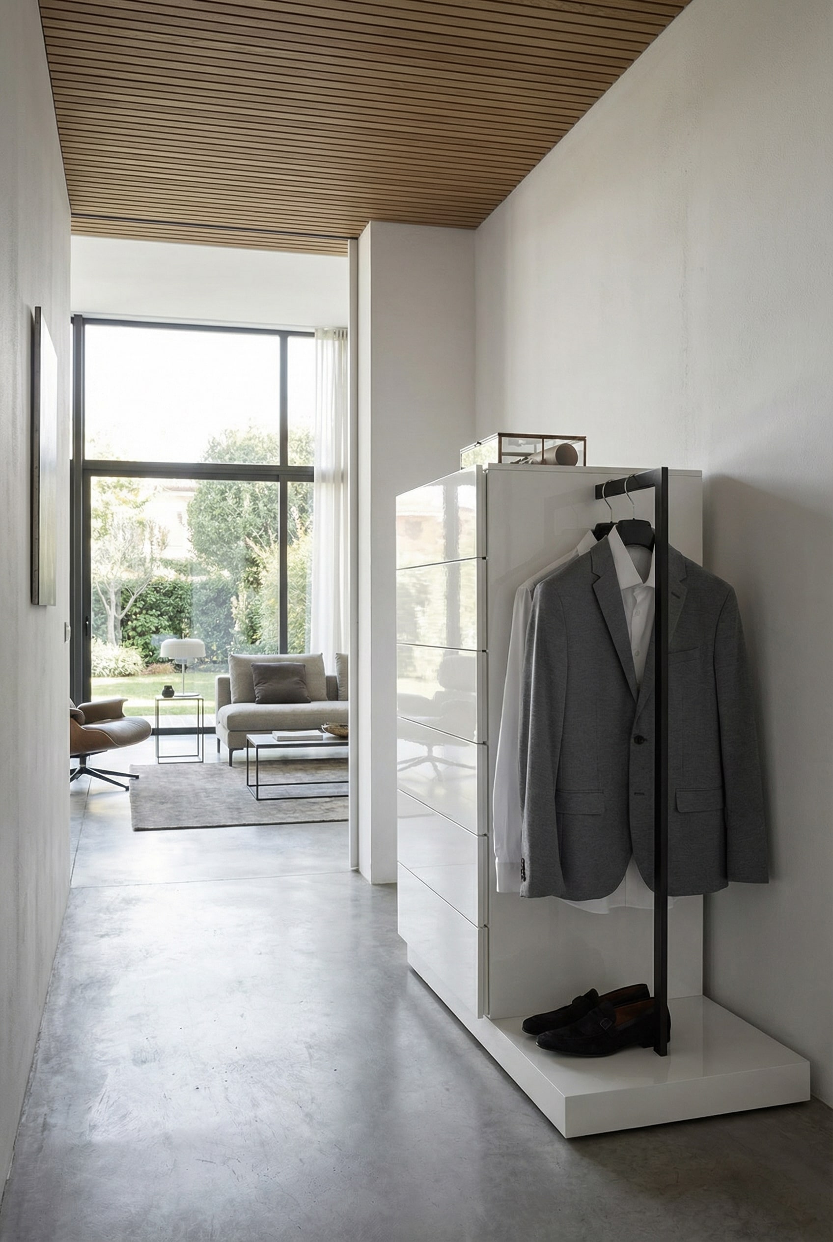 Multifunktionale Hochkommode mit integrierter Garderobe in einem stilvollen Eingangsbereich. Multifunktionale Hochkommode mit integrierter Garderobe in einem stilvollen Eingangsbereich.