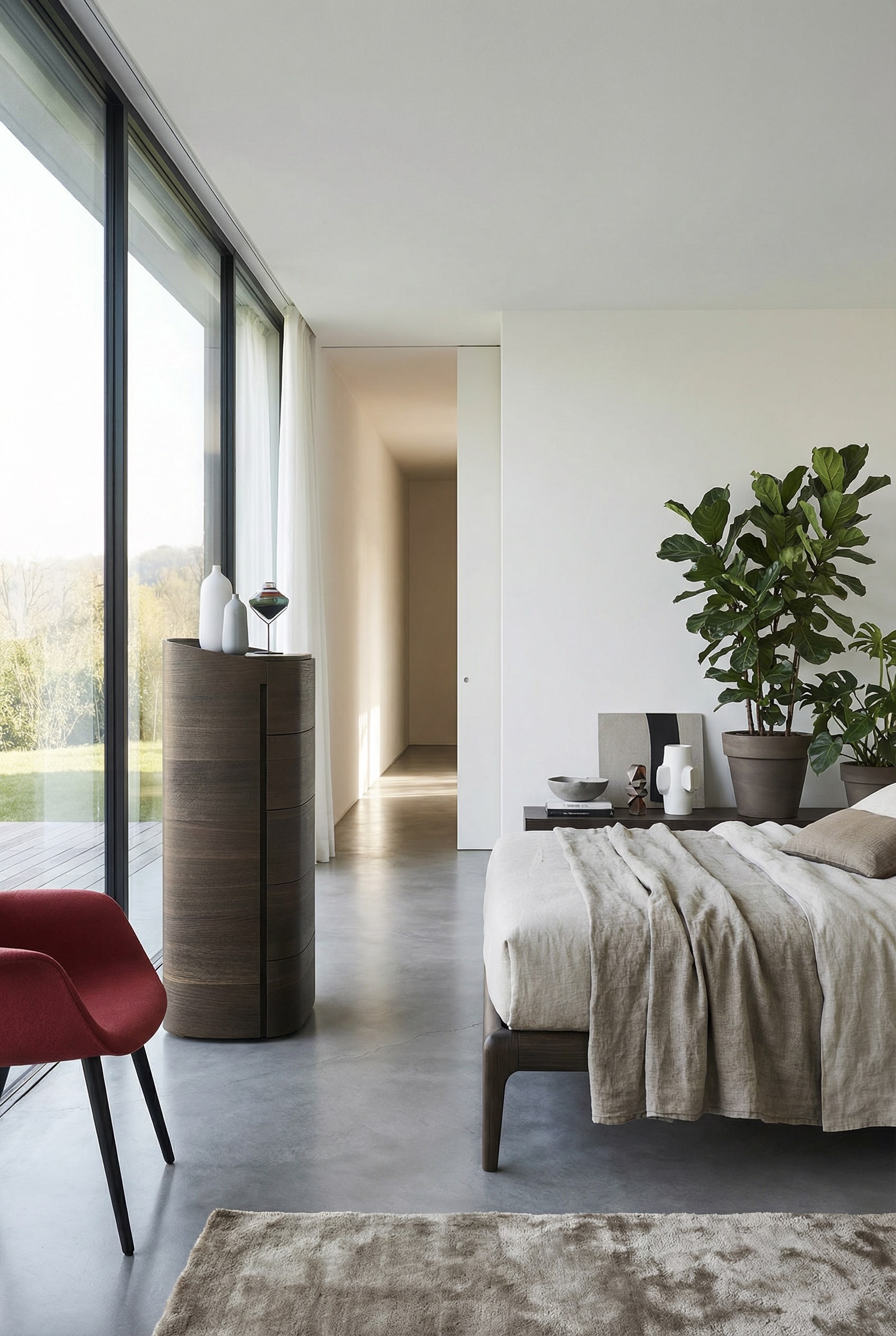 Kommode mit sanft abgerundeten Ecken in einem weich beleuchteten Wohnraum. Kommode mit sanft abgerundeten Ecken in einem weich beleuchteten Wohnraum.