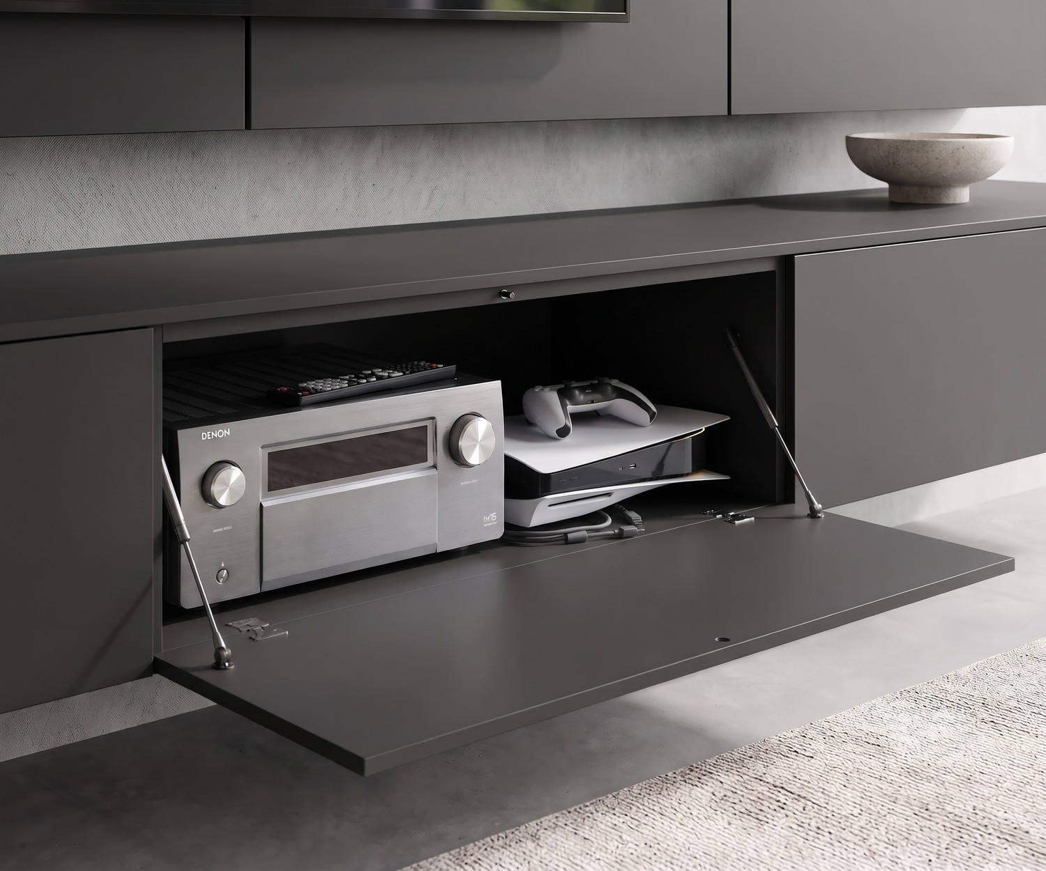 Meuble TV suspendu Livitalia C102 gris anthracite avec abattant ouvert pour appareils multimédias et console de jeu.
