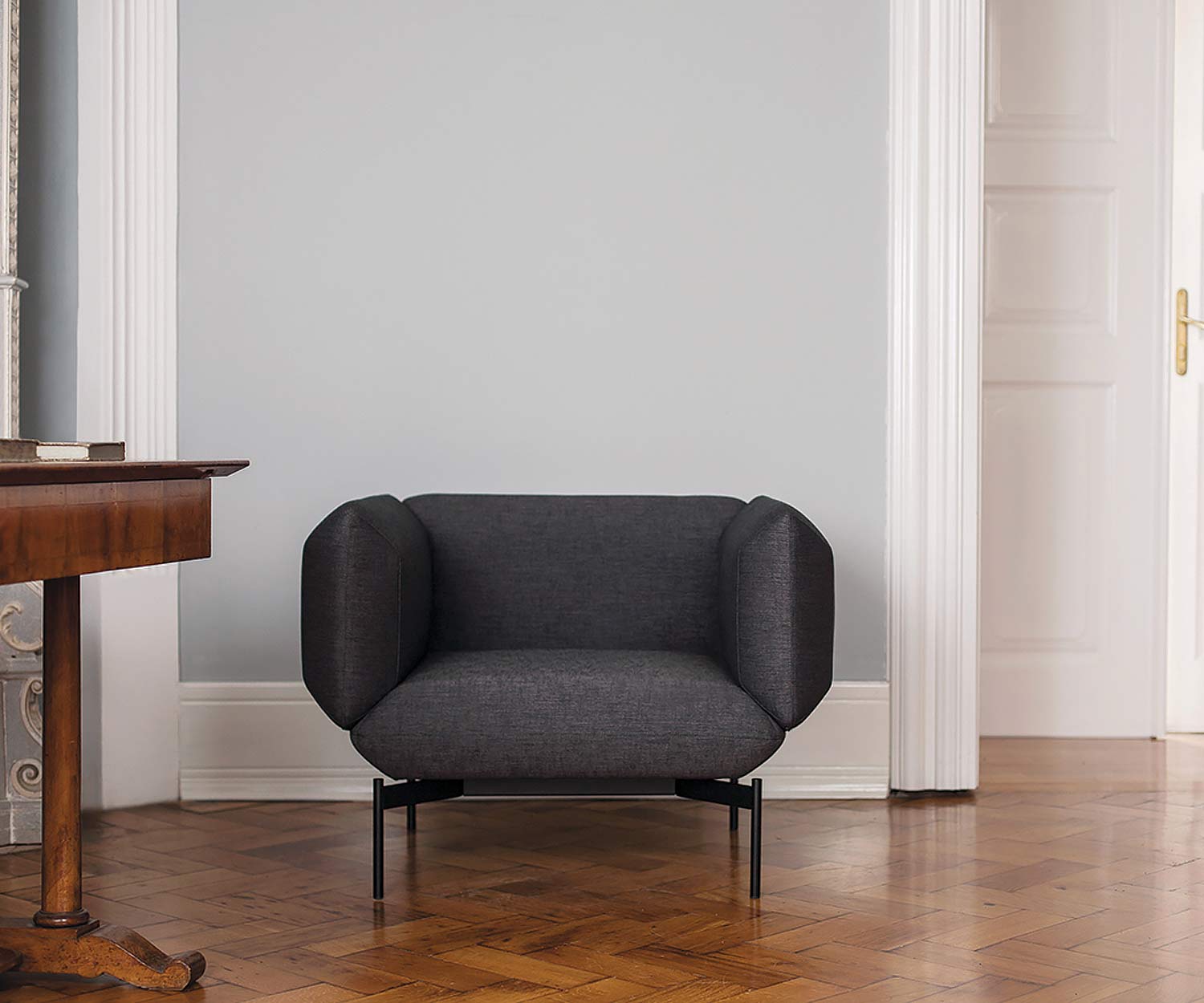 Fauteuil haut de gamme Prostoria Design Segment avec revêtement noir dans le salon