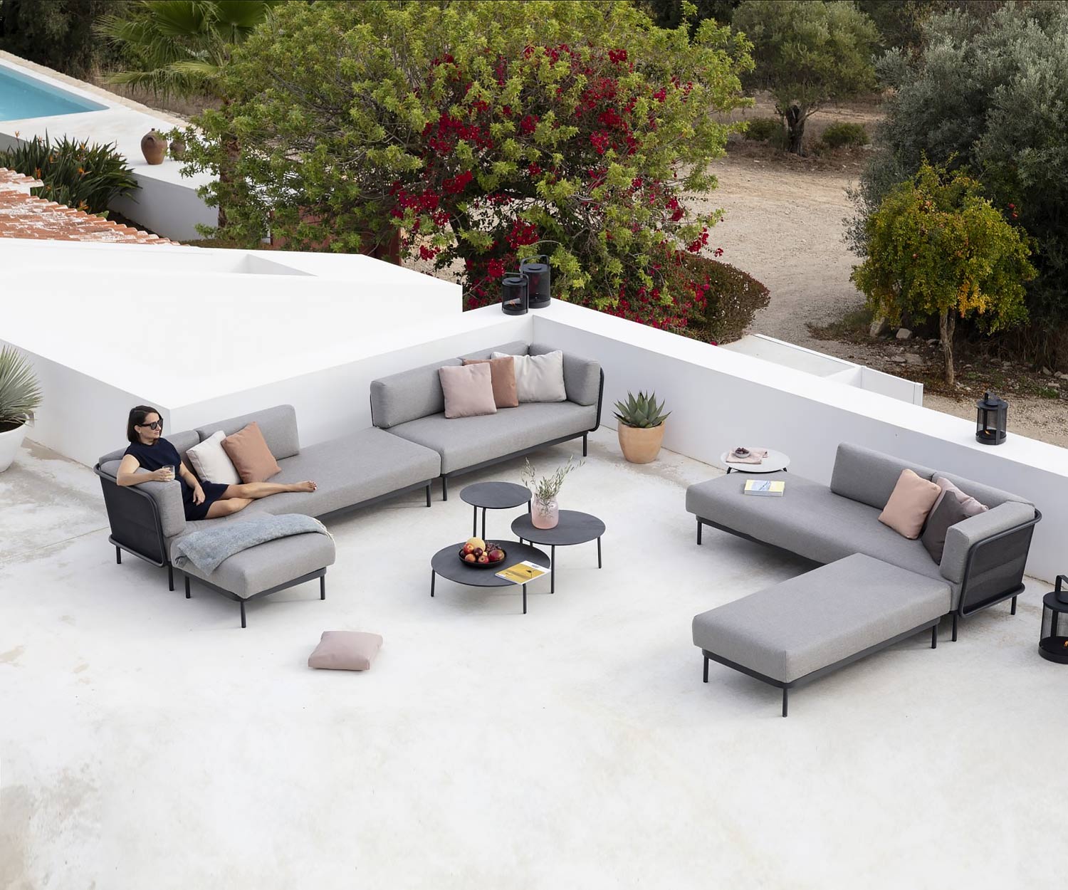Exklusives Todus Baza Design Gartensofa auf der Terrasse