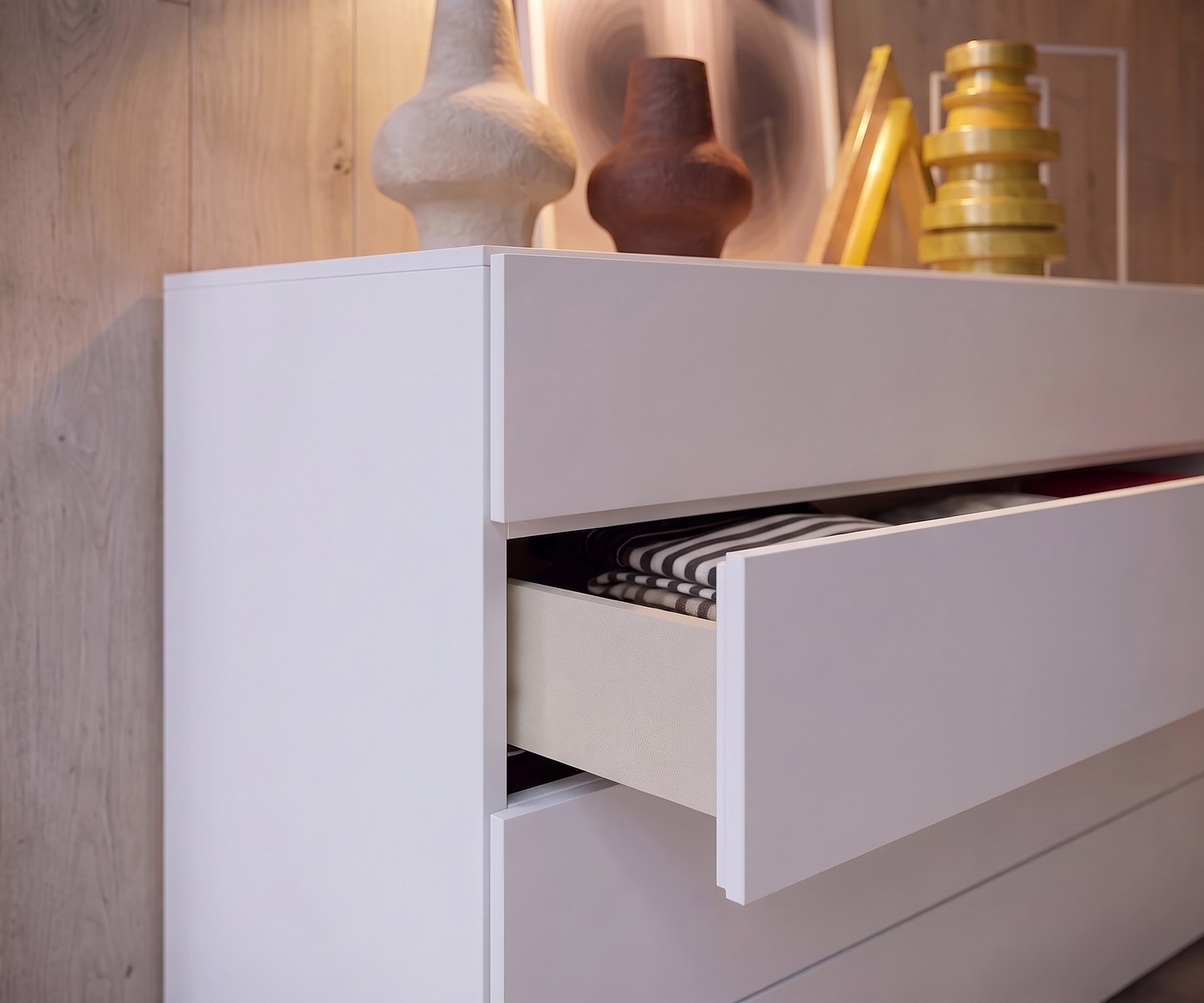 Novamobili Kommode Easy mit 4 Schubladen Novamobili Kommode Easy mit geöffneter Schublade für Kleidung, weiße moderne Design-Kommode im Schlafzimmer