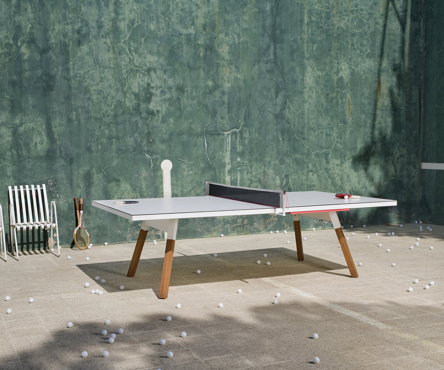 Table de ping-pong pour manger à l'extérieur après un match endiablé avec de nombreuses balles en celluloïd