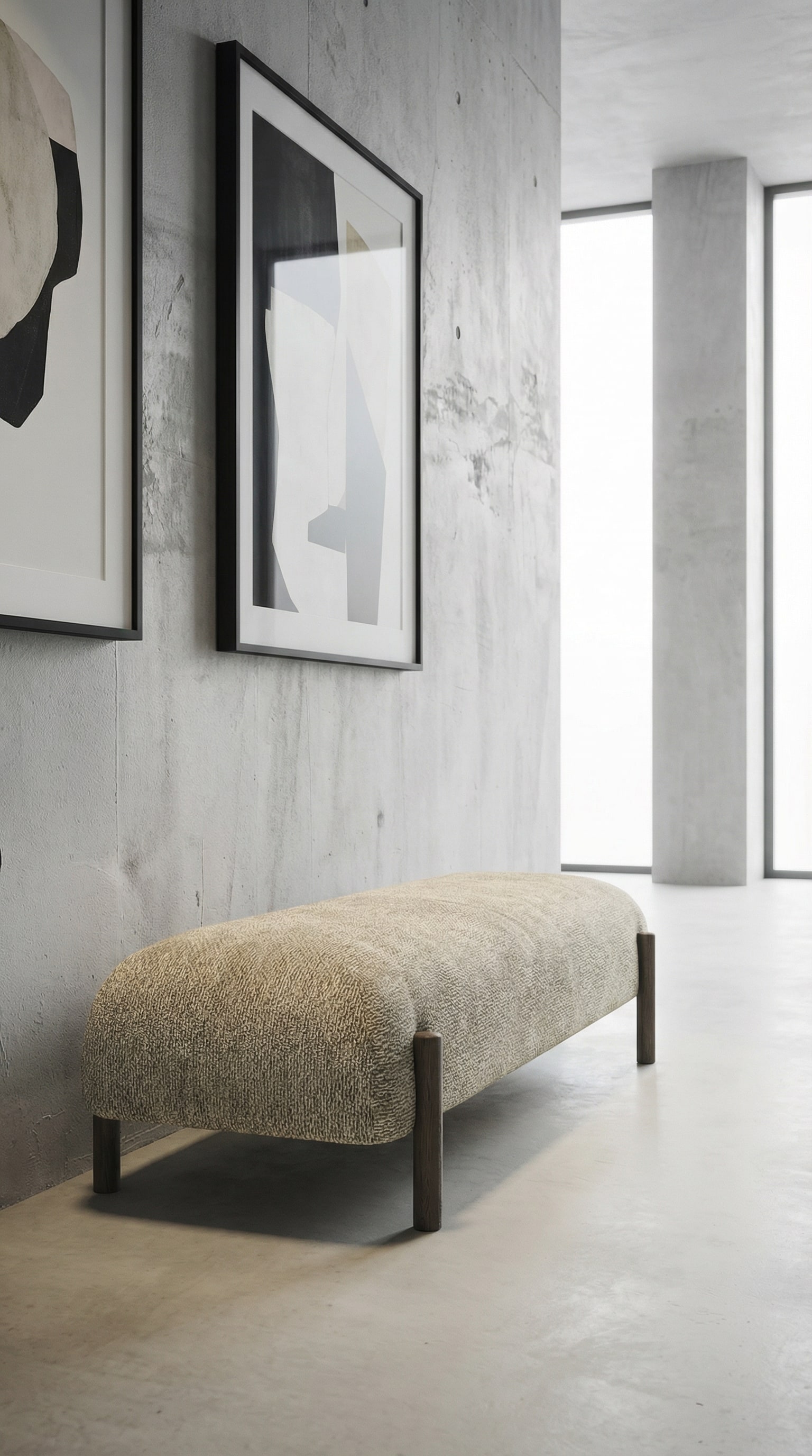 Elegante gepolsterte Sitzbank mit strukturiertem Stoffbezug in einem minimalistischen Raum mit Kunstwerken Elegante gepolsterte Sitzbank mit strukturiertem Stoffbezug in einem minimalistischen Raum mit Kunstwerken