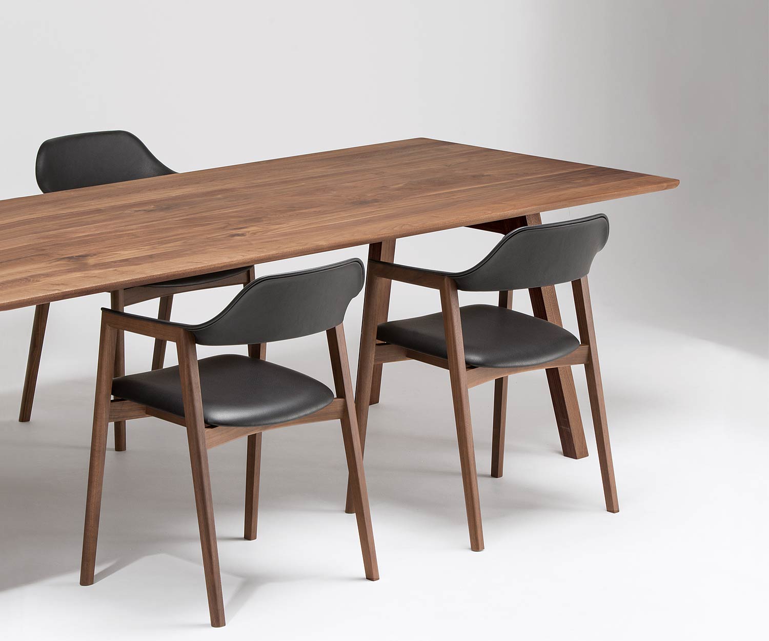 Conde House Table Ten Design en noyer massif avec chaises en service
