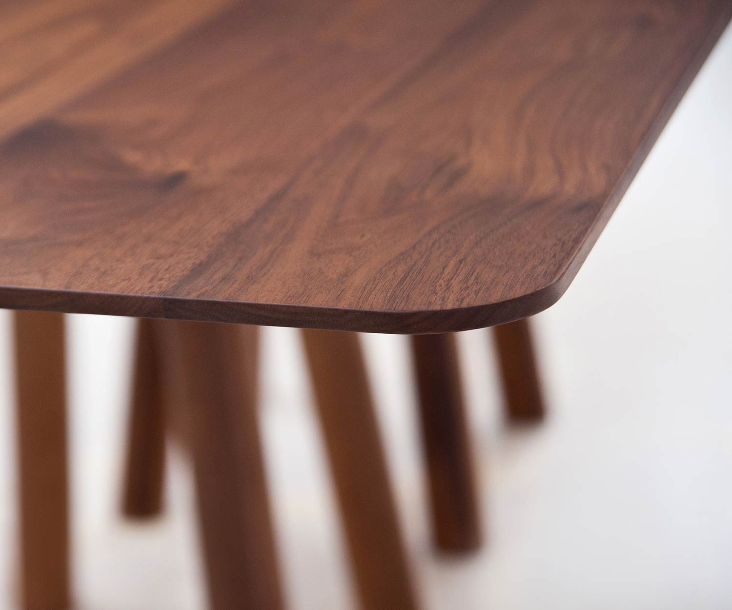 Design table à manger détail concave coins arrondis noyer plateau de table en bois massif