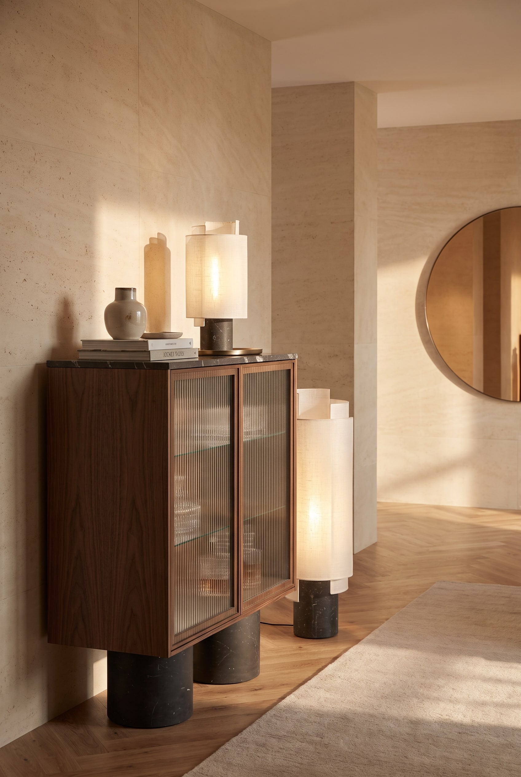 Lampe de table sculpturale en pierre et lin sur une console sombre dans un couloir puriste