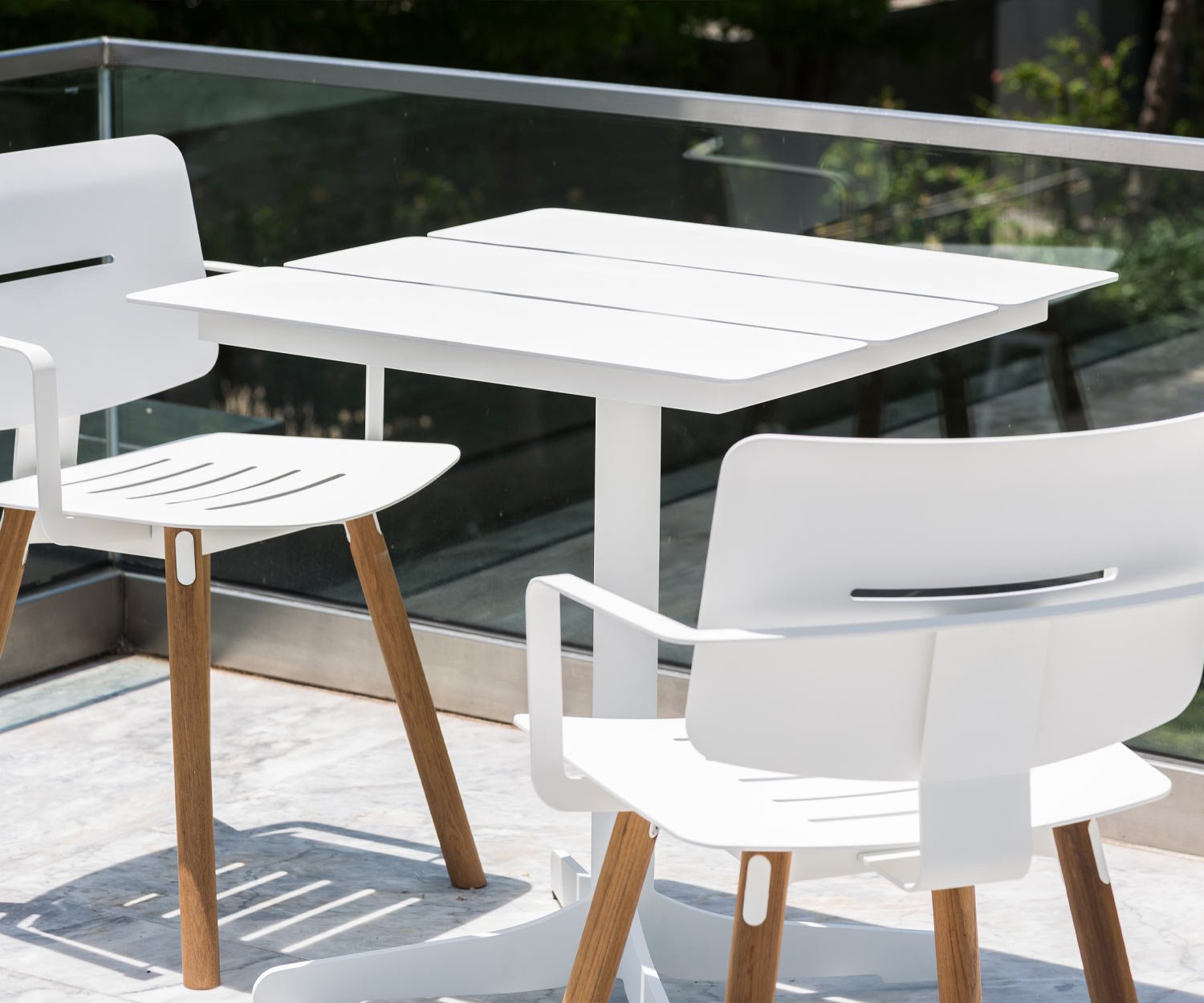 Table de jardin Ceru entièrement blanche avec chaises sur terrasse