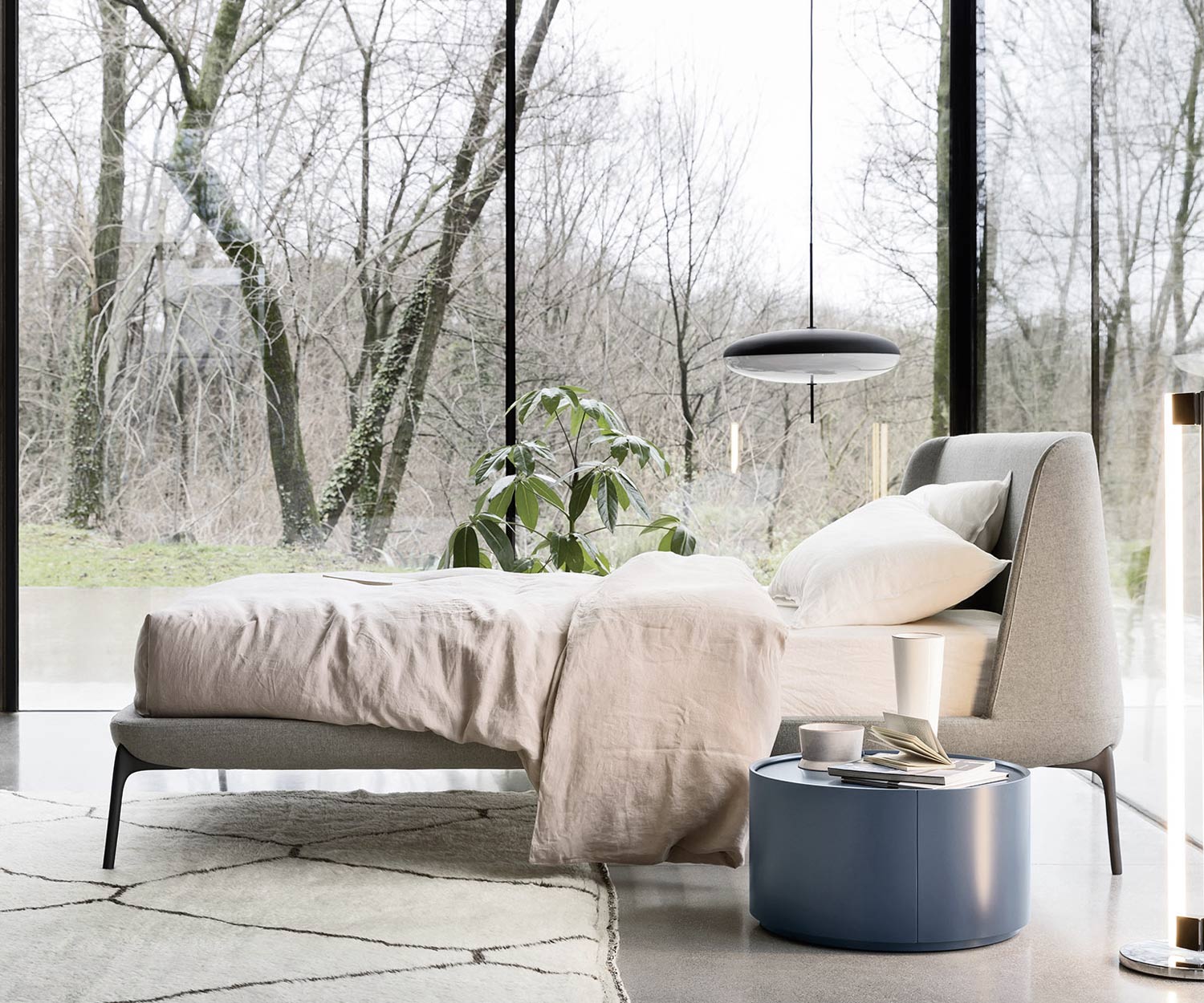 Gepolstertes Novamobili Bett Velvet im Schlafzimmer Bezug weiß Metallbeine schmal Gepolstertes Novamobili Bett Velvet im Schlafzimmer Bezug weiß Metallbeine schmal