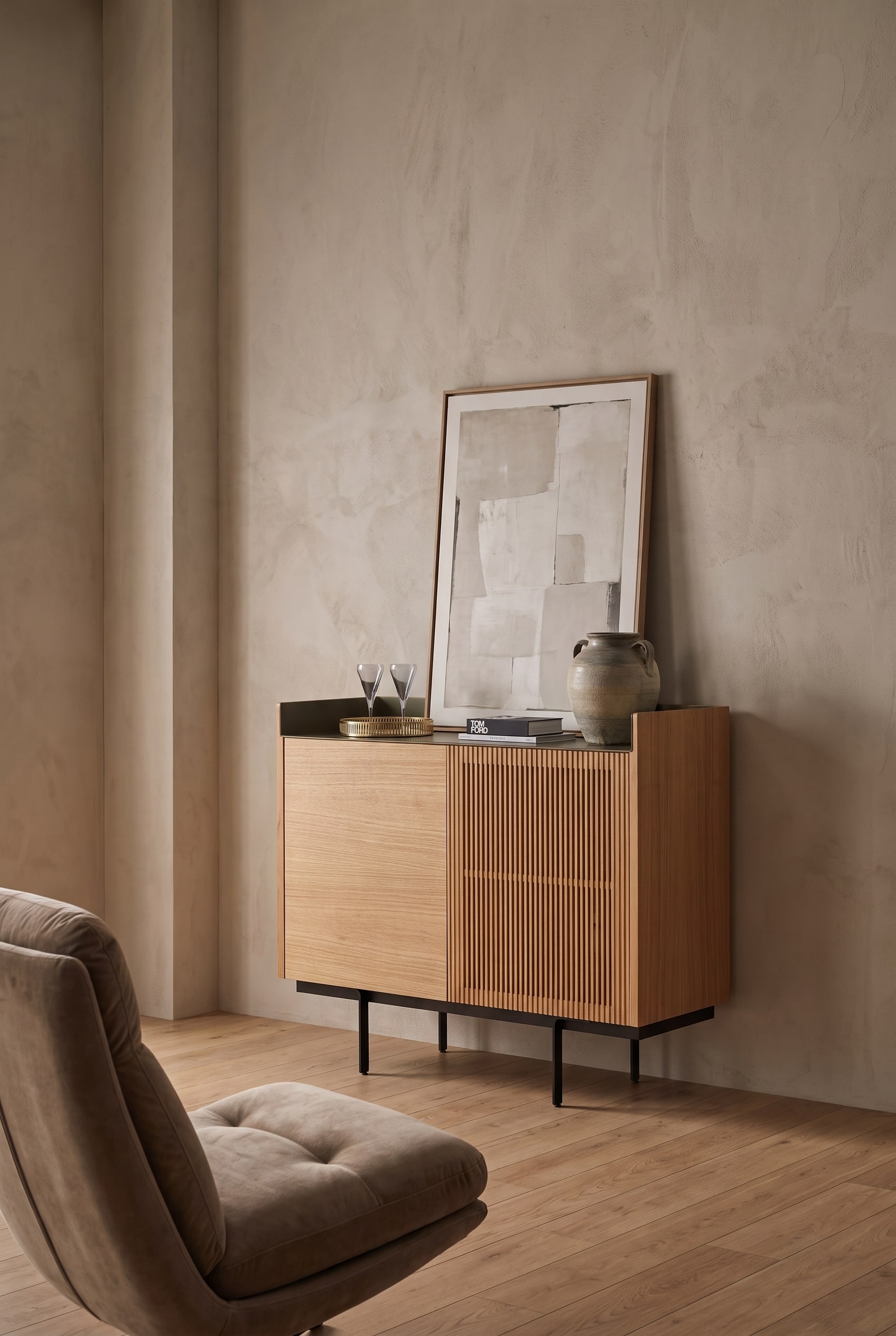 Weitl&auml;ufiger Raum mit hohen Decken, einem eleganten Holz-Highboard mit Lamellenfront und stilvoller Kunst darauf