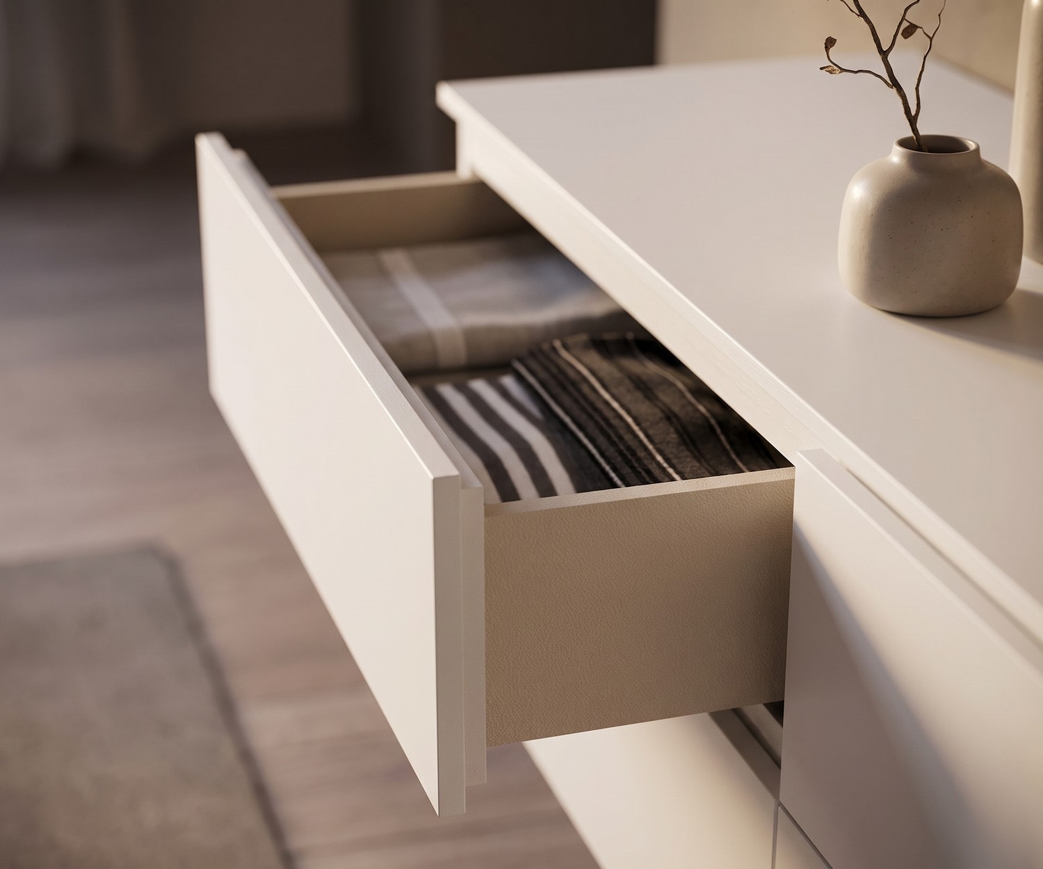 Commode Suspendue Novamobili Easy à 4 Tiroirs Commode suspendue dans la chambre : Commode murale blanche Novamobili Easy à 4 tiroirs dans un intérieur minimaliste.