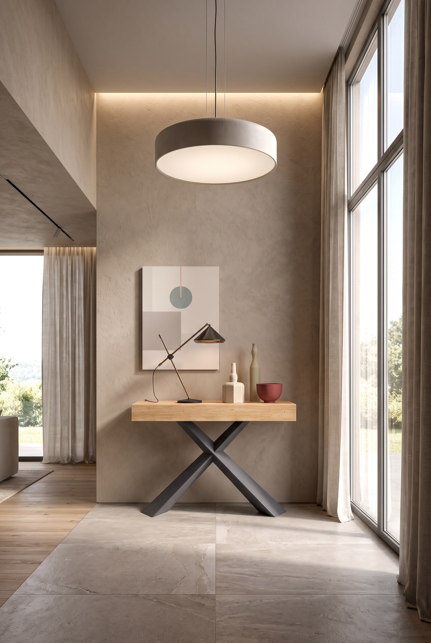 Couloir avec une console servant de table de couloir extensible, des chaises de salle à manger en arrière-plan et une grande suspension