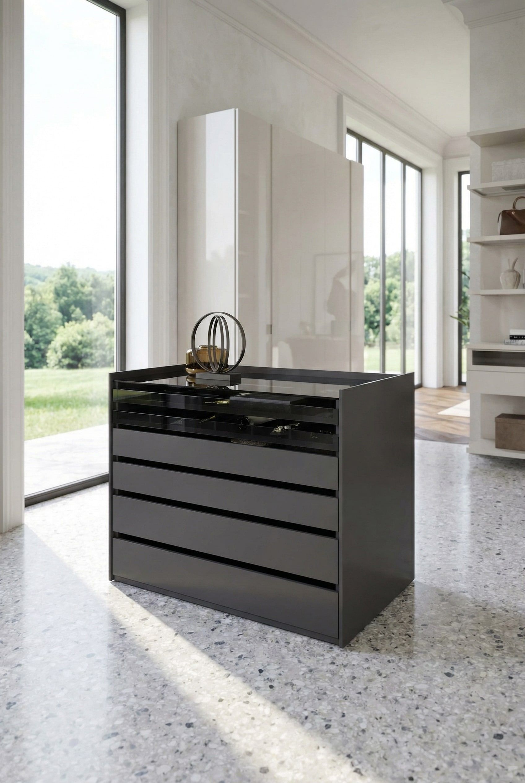 Elegante Kleiderschrank-Insel in der Raummitte eines hellen Ankleidezimmers Elegante Kleiderschrank-Insel in der Raummitte eines hellen Ankleidezimmers