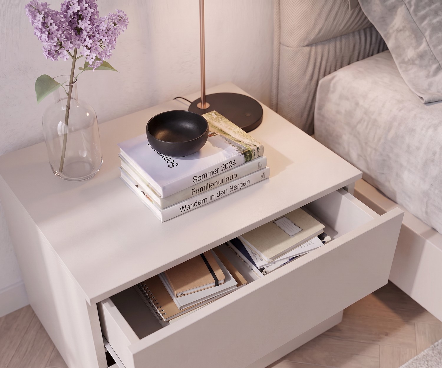 Table de chevet Livitalia Atena dans une chambre moderne beige clair, avec un tiroir ouvert pour le rangement.