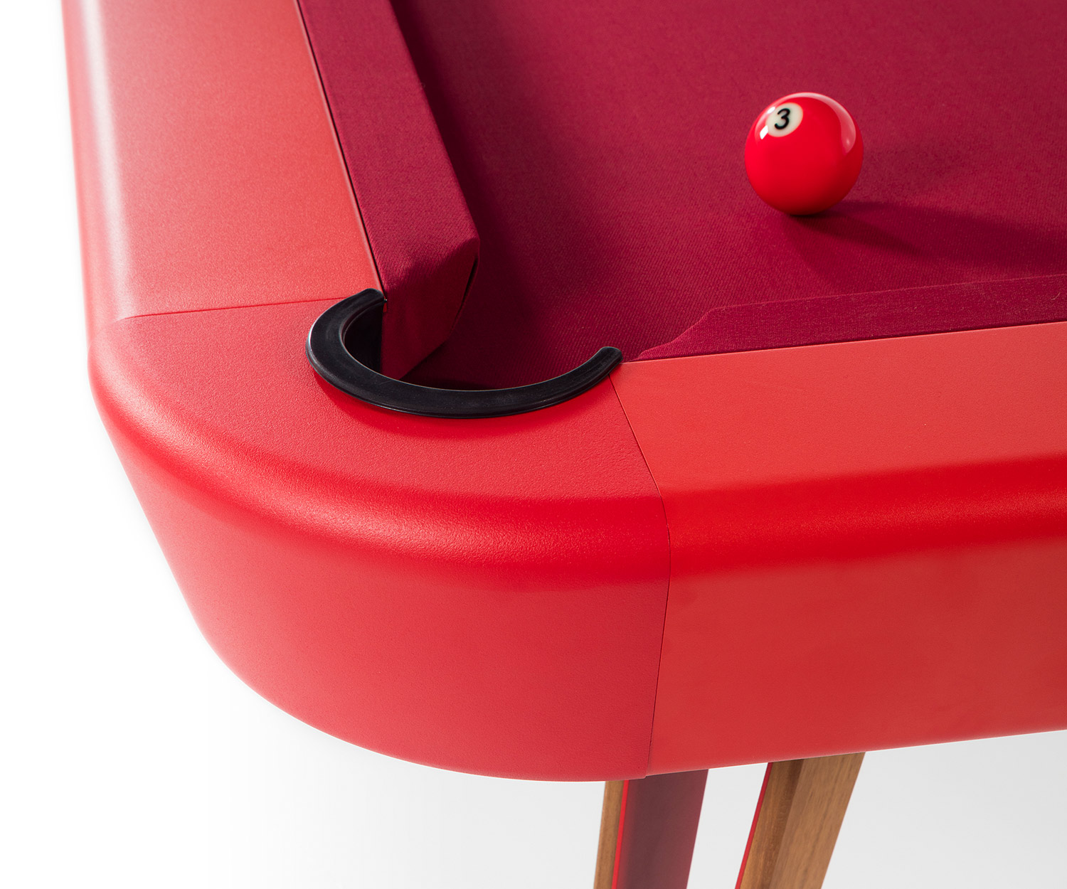 RS Barcelona Table design billard en détail revêtement rouge peinture rouge