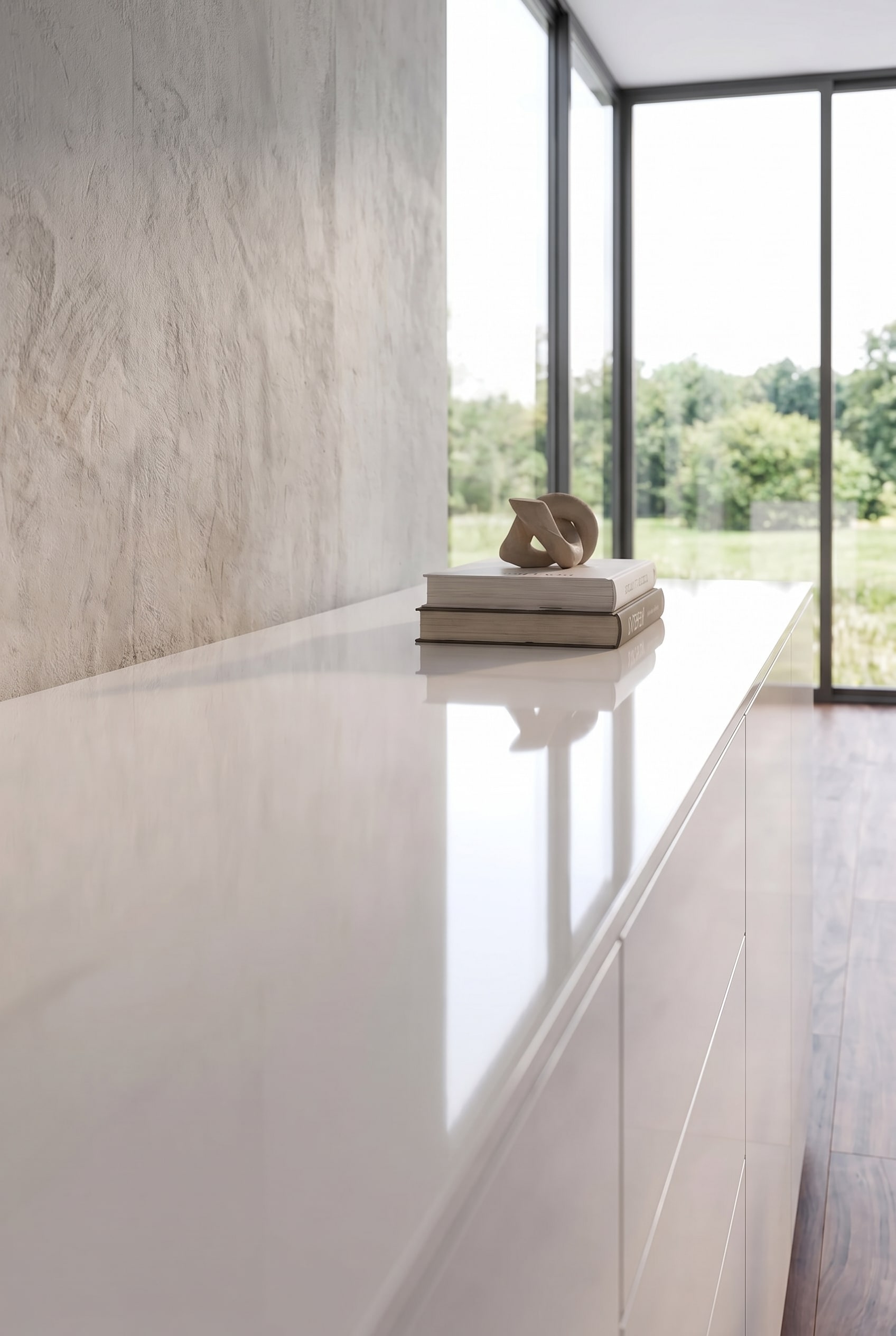 Livitalia Sideboard Nolea in matter Ausführung vor einer hellen Wand in einem lichtdurchfluteten Wohnzimmer