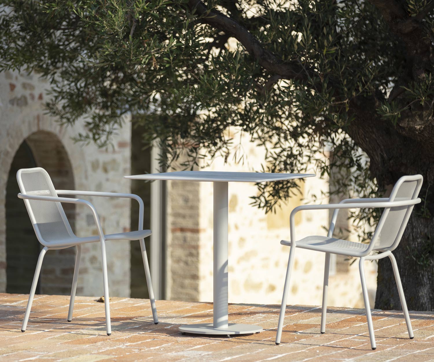 Carré Todus Table de jardin design Branta avec 2 chaises sur terrasse
