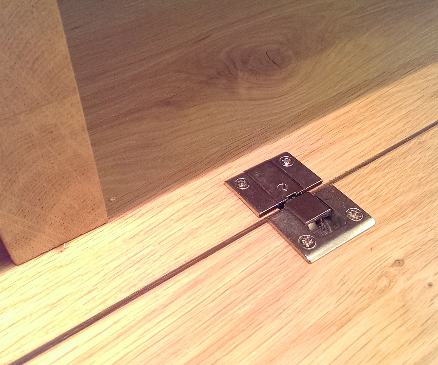 Hochwertige Livitalia Design Wohnwand C14B Detail mit integrierten Scharnieren Hochwertige Livitalia Design Wohnwand C14B Detail mit integrierten Scharnieren