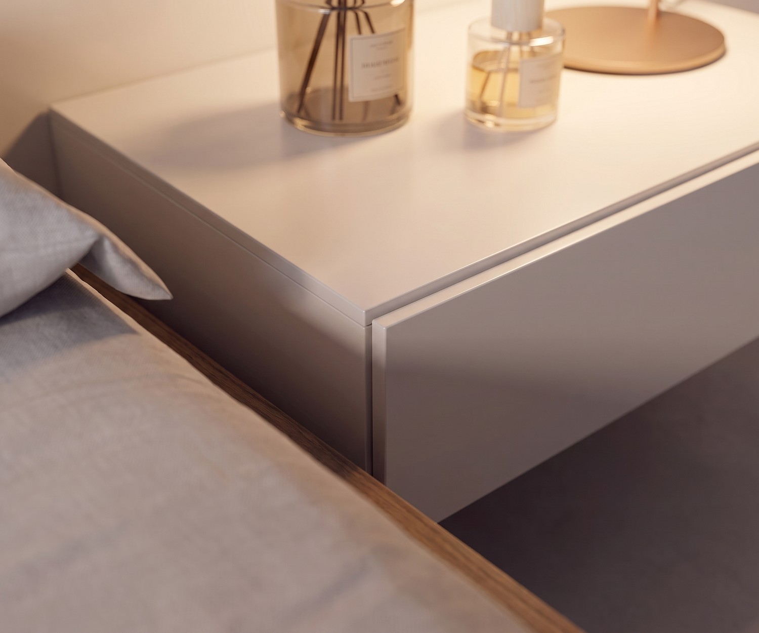 Design Nachttisch Easy von Novamobili fürs Schlafzimmer, griffloser Nachttisch in elegantem Hellgrau mit Deko.