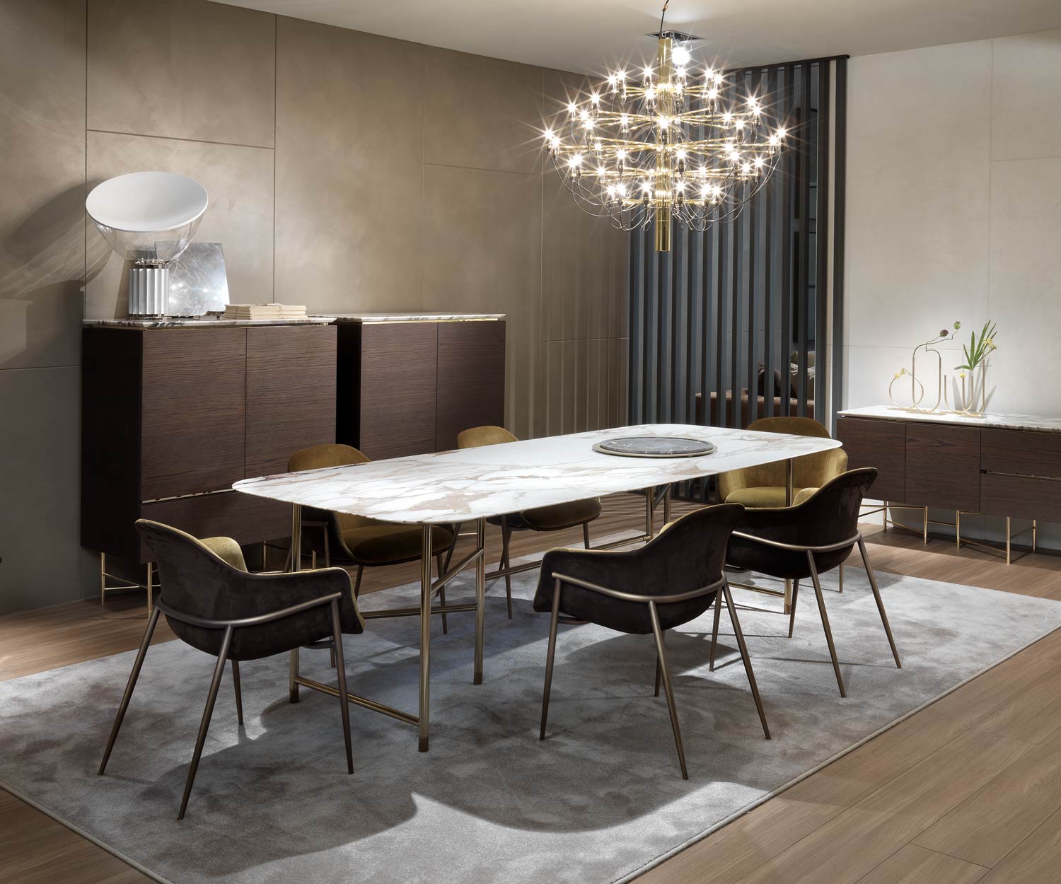 Table de salle à manger design exclusive en marbre de Kyoto dans la salle à manger en groupe avec des chaises