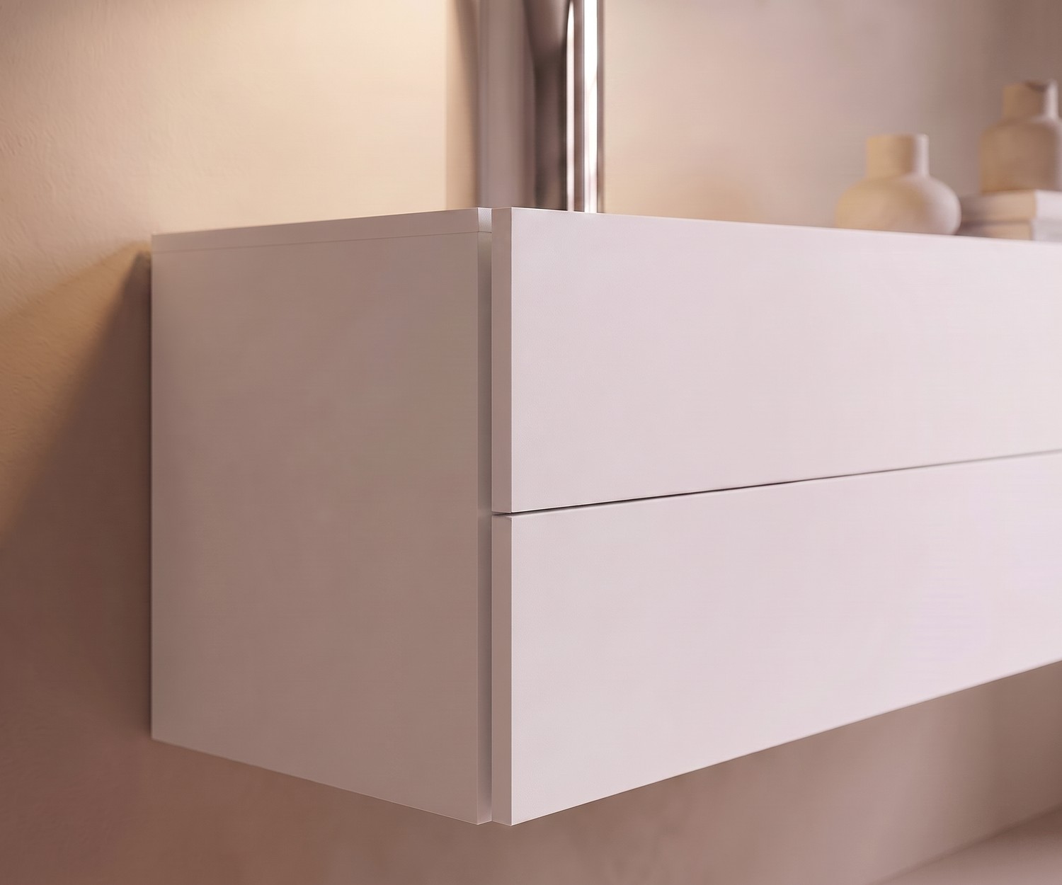 Hängekommode Easy von Novamobili für das Schlafzimmer in Mattweiß, modernes griffloses Design mit zwei Schubladen.