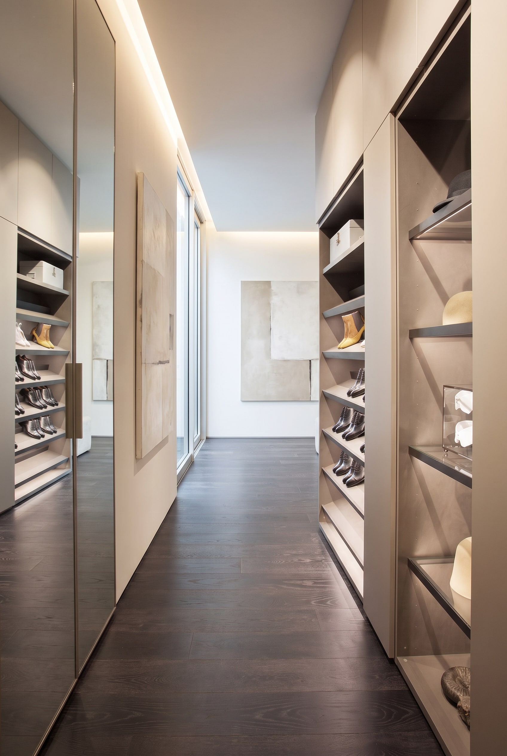 Un meuble &agrave; chaussures moderne l&eacute;g&egrave;rement ouvert dans l'entr&eacute;e, qui r&eacute;v&egrave;le &agrave; l'int&eacute;rieur des &eacute;tag&egrave;res inclin&eacute;es avec &eacute;clairage LED int&eacute;gr&eacute;.