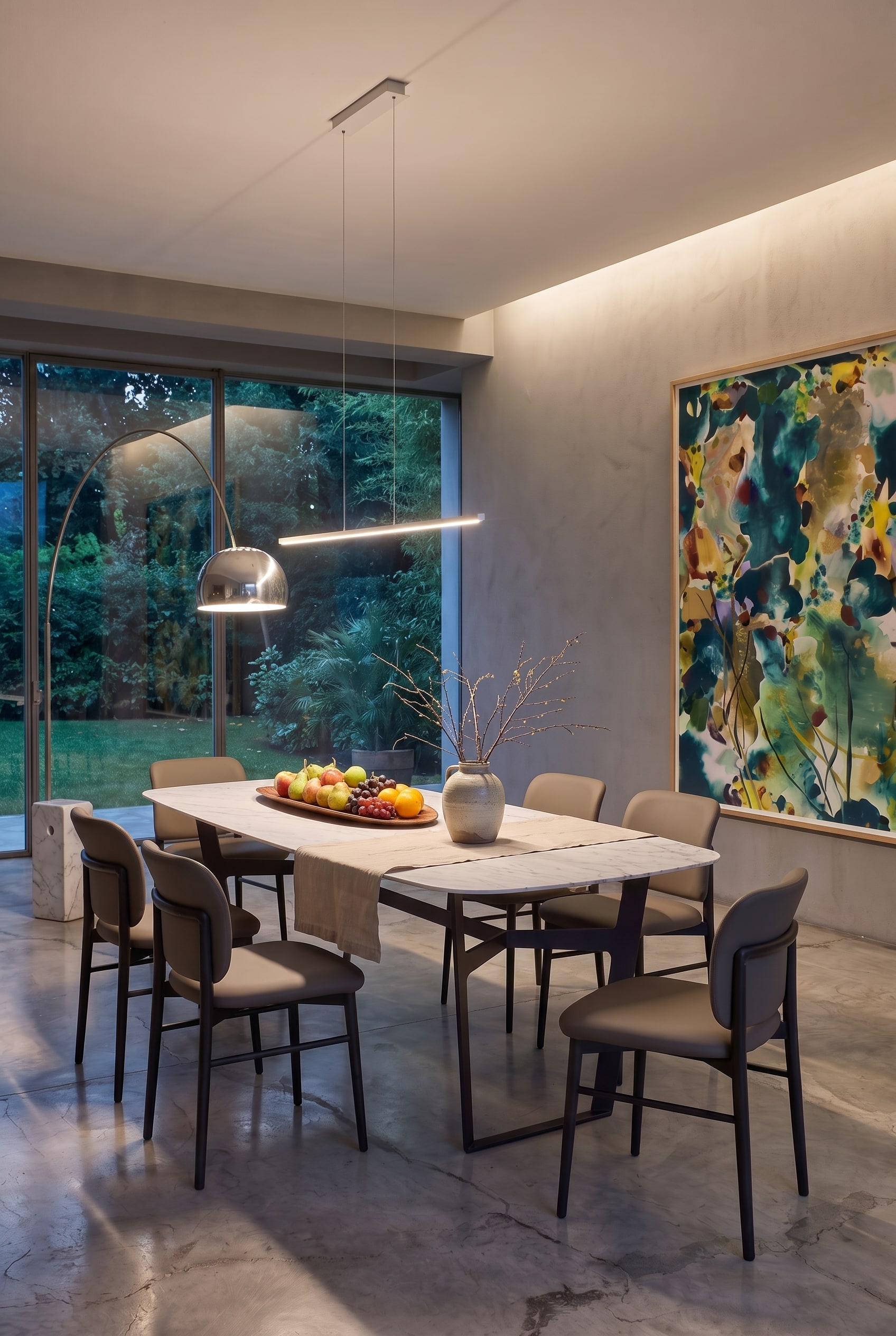 Moderner Livitalia Obi Esstisch im Luxus Esszimmer bei D&auml;mmerung mit Leinenl&auml;ufer, Obstschale und Zweigen in Keramikvase.