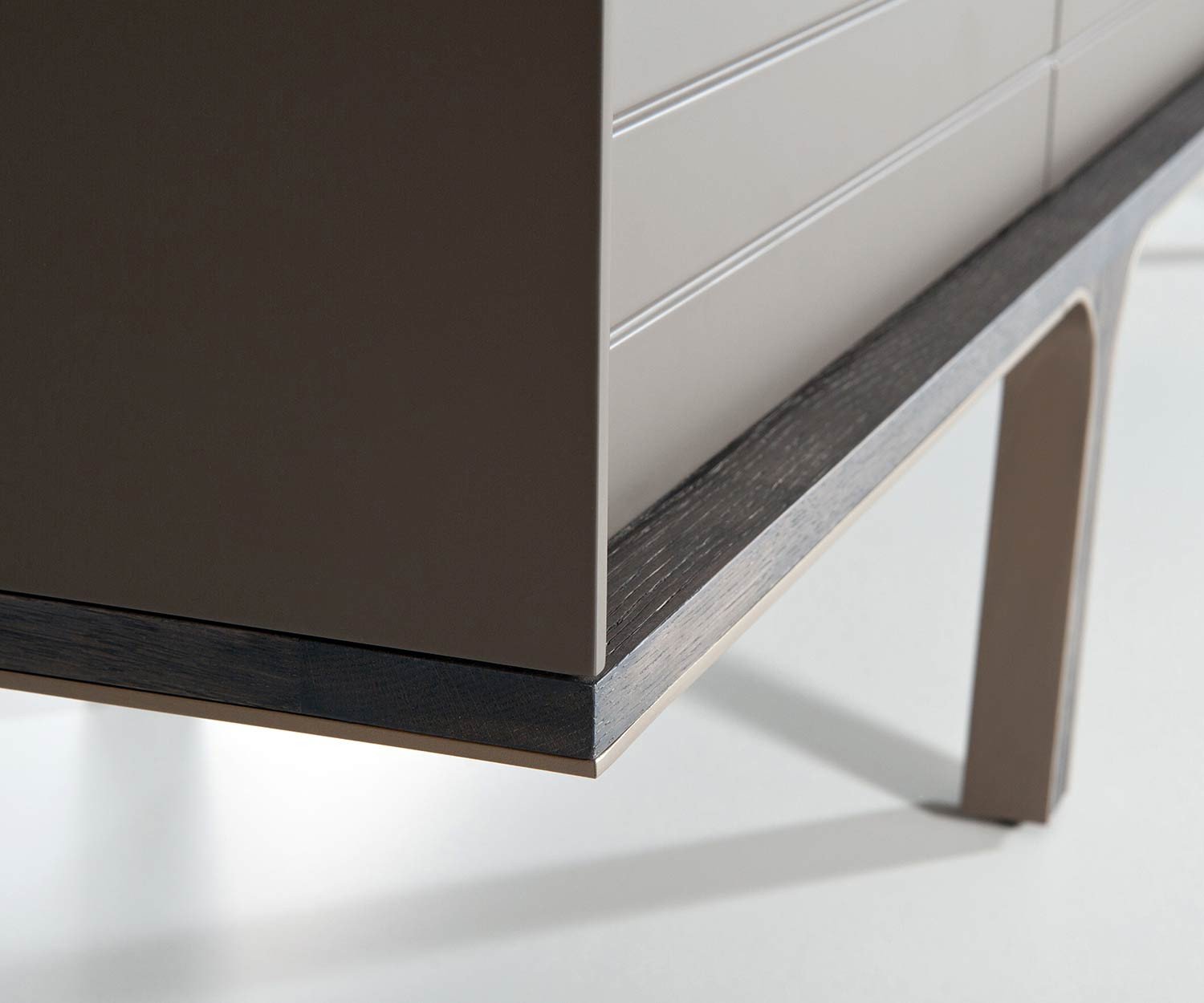 al2 Mobius 002 Designer Sideboard Detail Standfüße und Sockel aus Massivholz