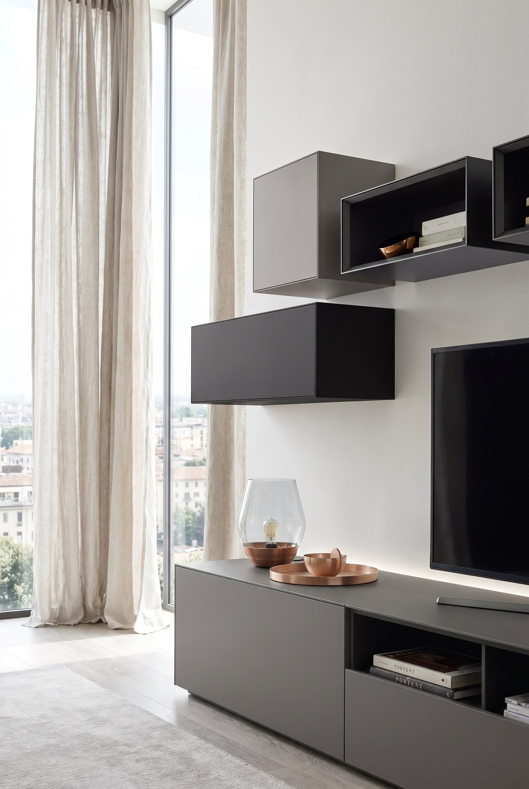 Modernes Wohnzimmer mit minimalistischem Lowboard und einem asymmetrisch platzierten Livitalia Minimal Hängeschrank in mattem Grau