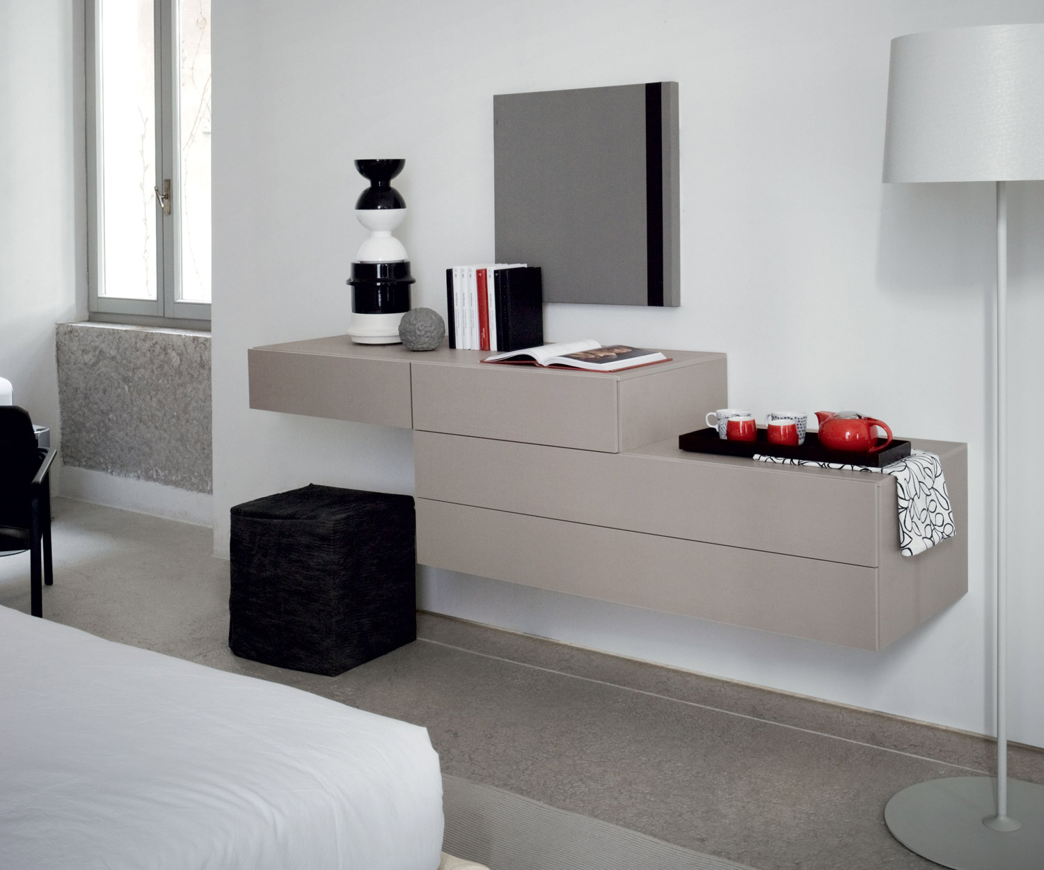 Easy 2 Commode suspendue Beige Mat combinée avec la table de nuit Easy 1 Easy 2 Commode suspendue Beige Mat combinée avec la table de nuit Easy 1