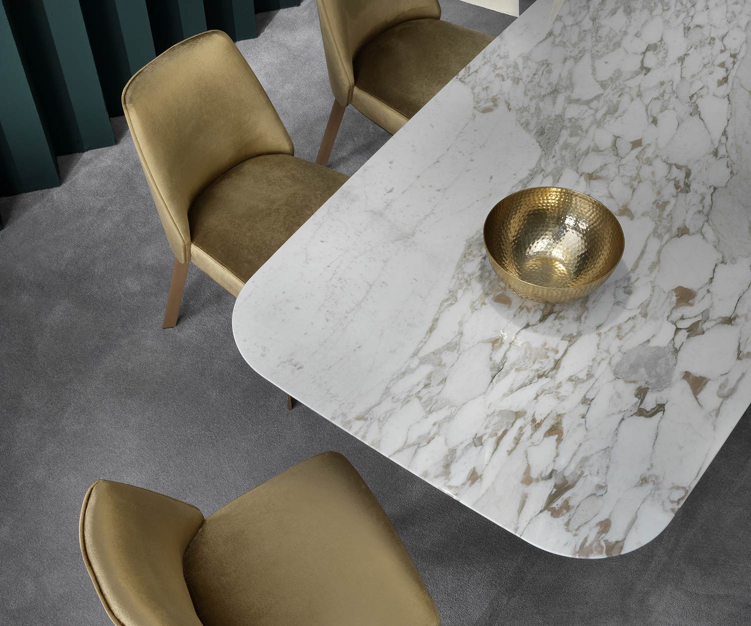 Design exclusif table à manger de luxe en marbre dans la salle à manger avec chaises