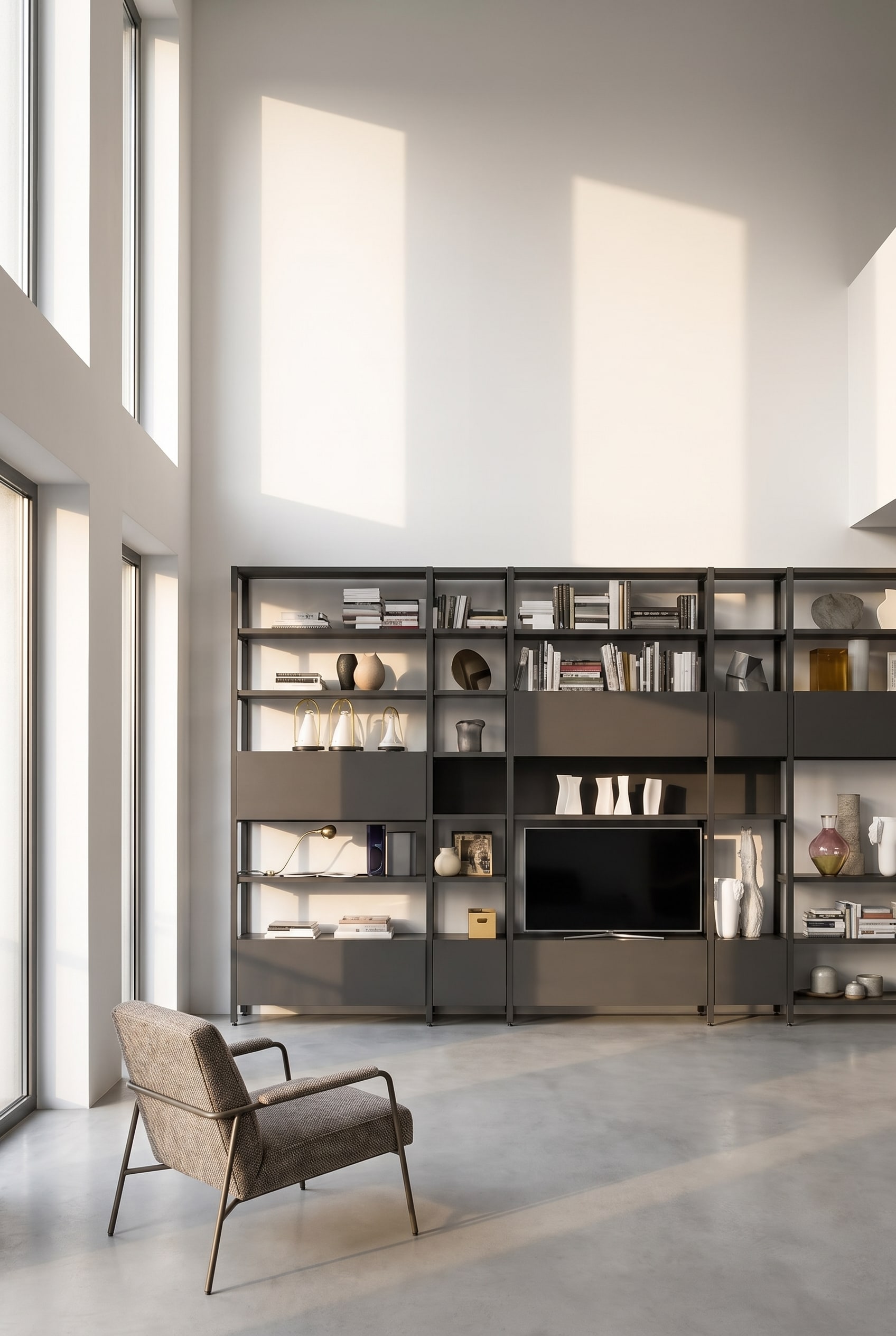 Modernes filigranes Metallregal in dunklem Finish an einer wei&szlig;en Wand im Altbau, sp&auml;rlich mit Vasen und B&uuml;chern dekoriert