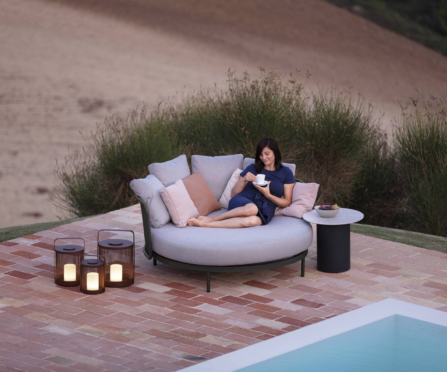 Vorabendliche Stimmung mit Terrassenlicht auf dem Baza Round Daybed Vorabendliche Stimmung mit Terrassenlicht auf dem Baza Round Daybed