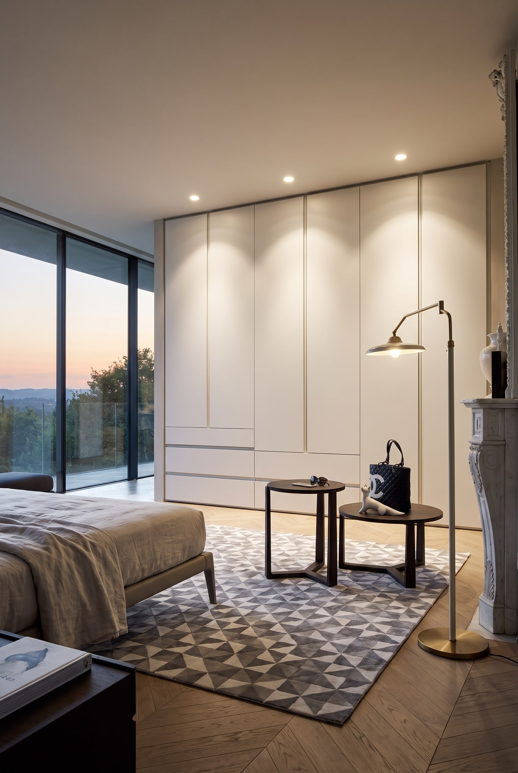Armoire blanche pure, structurée architecturalement, dans une chambre moderne avec un jeu d'ombres subtil grâce à l'éclairage au plafond.