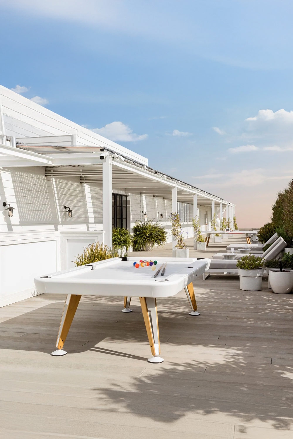 &eacute;l&eacute;gante-table-de-billard-d'ext&eacute;rieur-sur-une-longue-terrasse