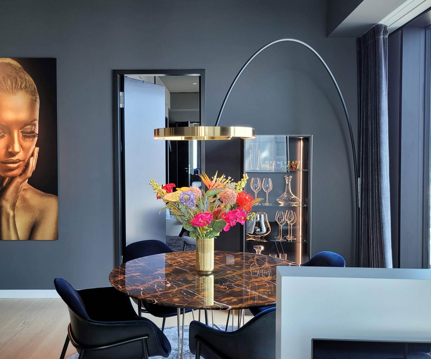 Design Luxus Glasvitrine mit LED Beleuchtung Design Luxus Glasvitrine mit LED Beleuchtung