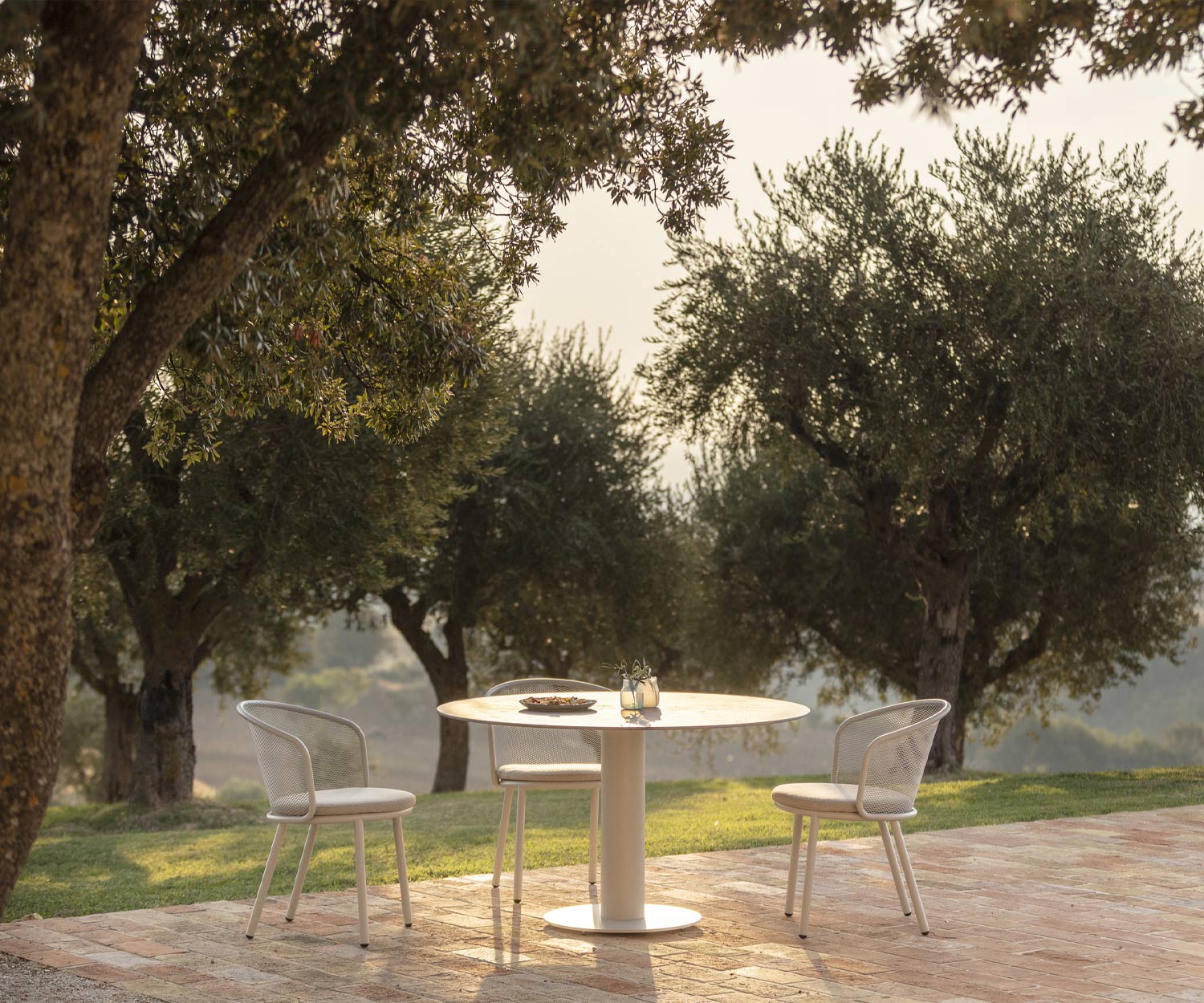 Table de jardin minimaliste Todus Branta avec couvert de petit-déjeuner sous les arbres