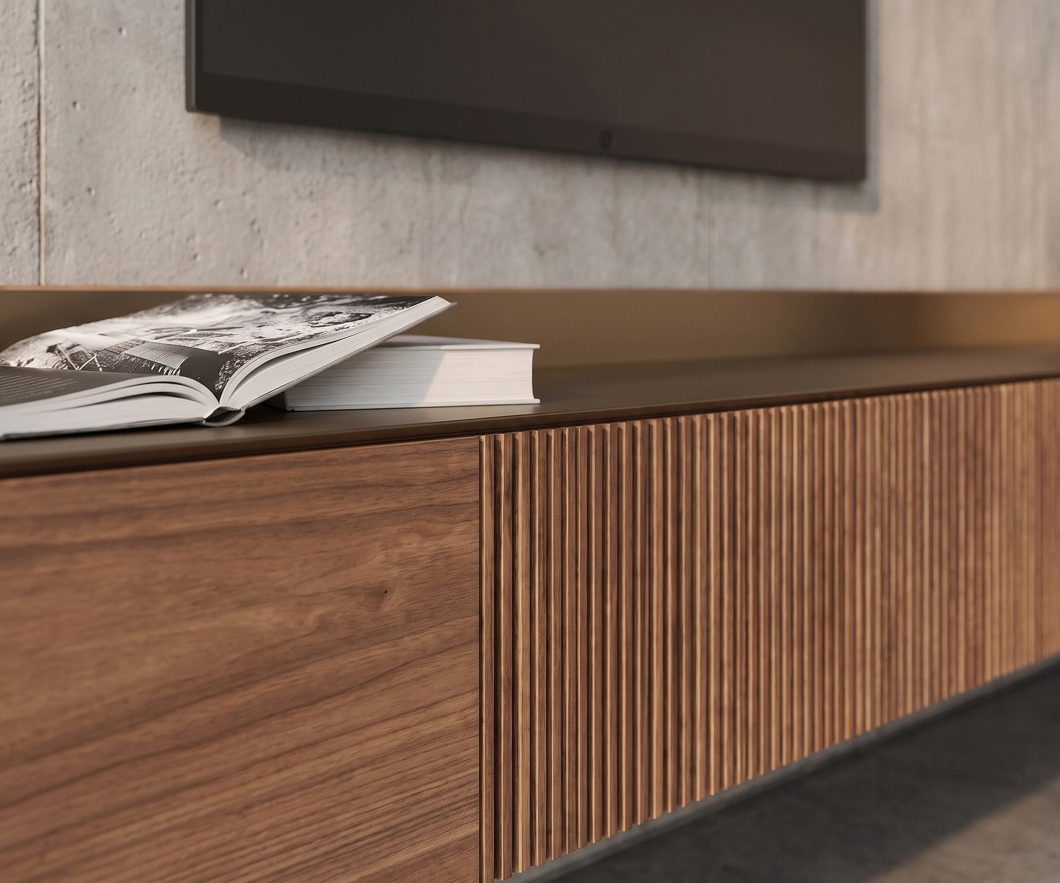 Punt Stockholm Slim Wand TV Sideboard aus Holz Hängendes Punt Stockholm Slim Wand TV Sideboard aus Holz mit Lamellenfront und Metall-Abdeckung im modernen Wohnzimmer.