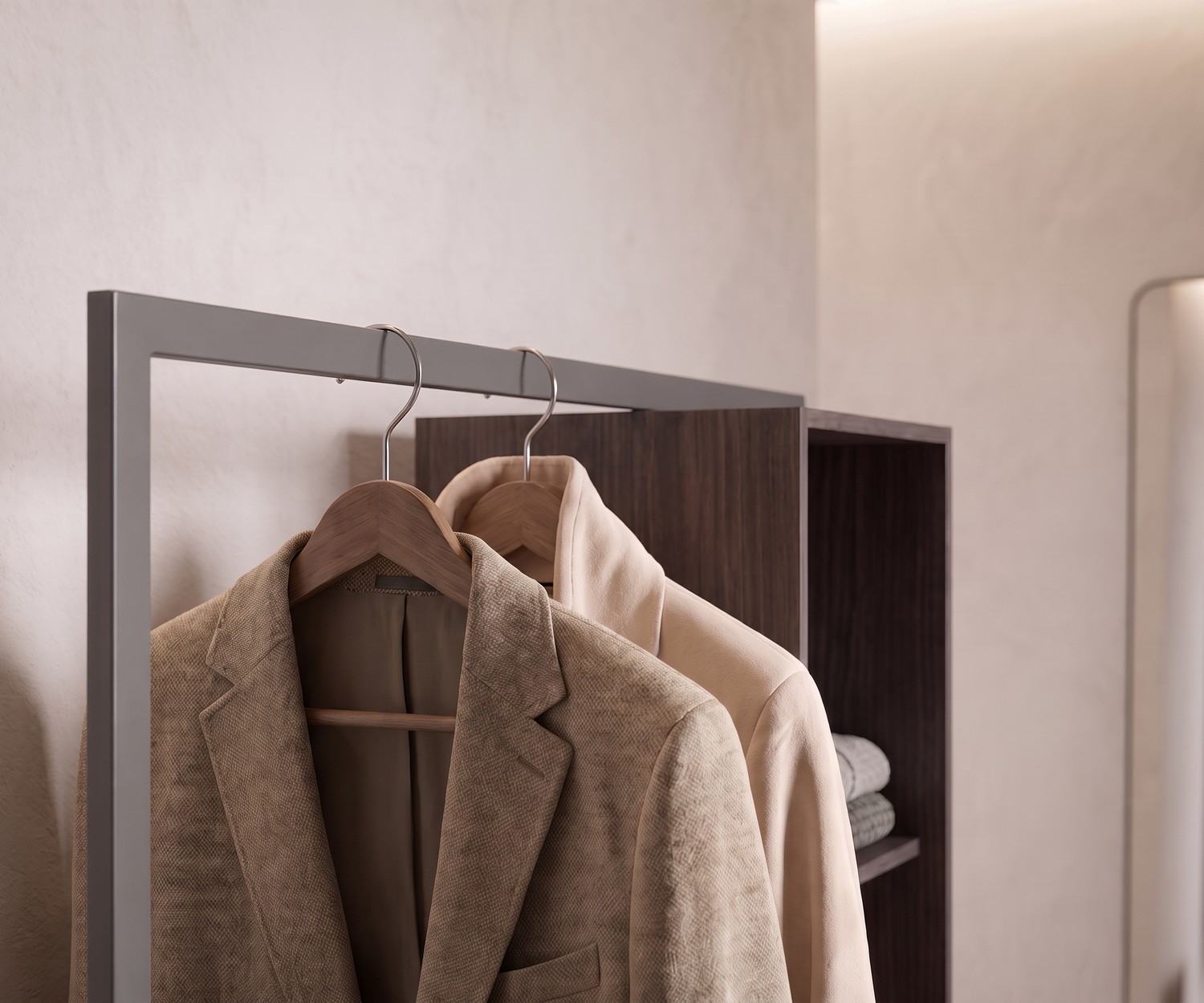 Commode design Novamobili Easy 4 avec penderie intégrée Commode Easy 4 avec penderie Novamobili pour chambre, portant à vêtements en métal gris avec cintres en bois et vestes.