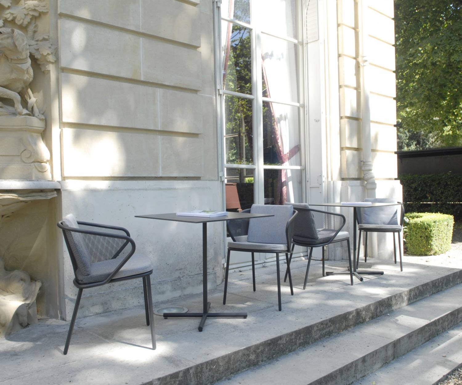Table de bistrot design de haute qualité Todus Condor sur une terrasse
