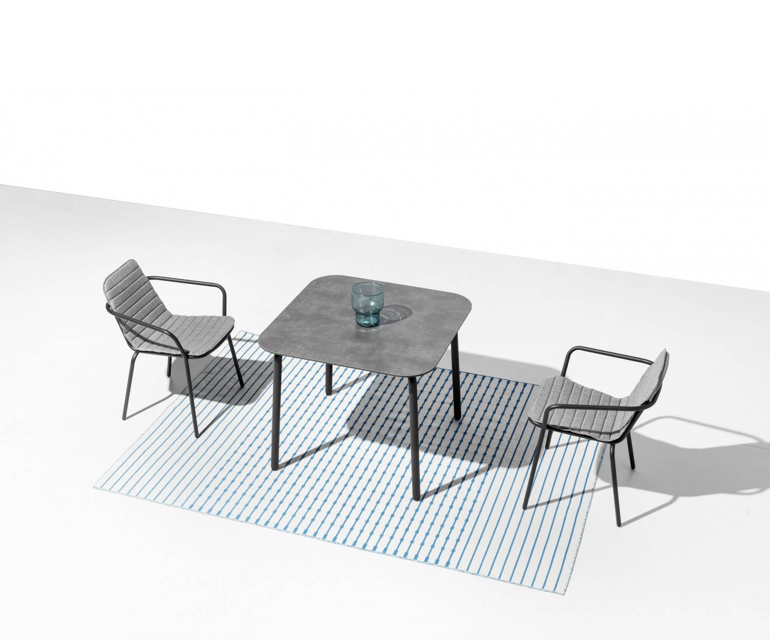 Table de jardin carrée design Starling en gris foncé avec coins arrondis