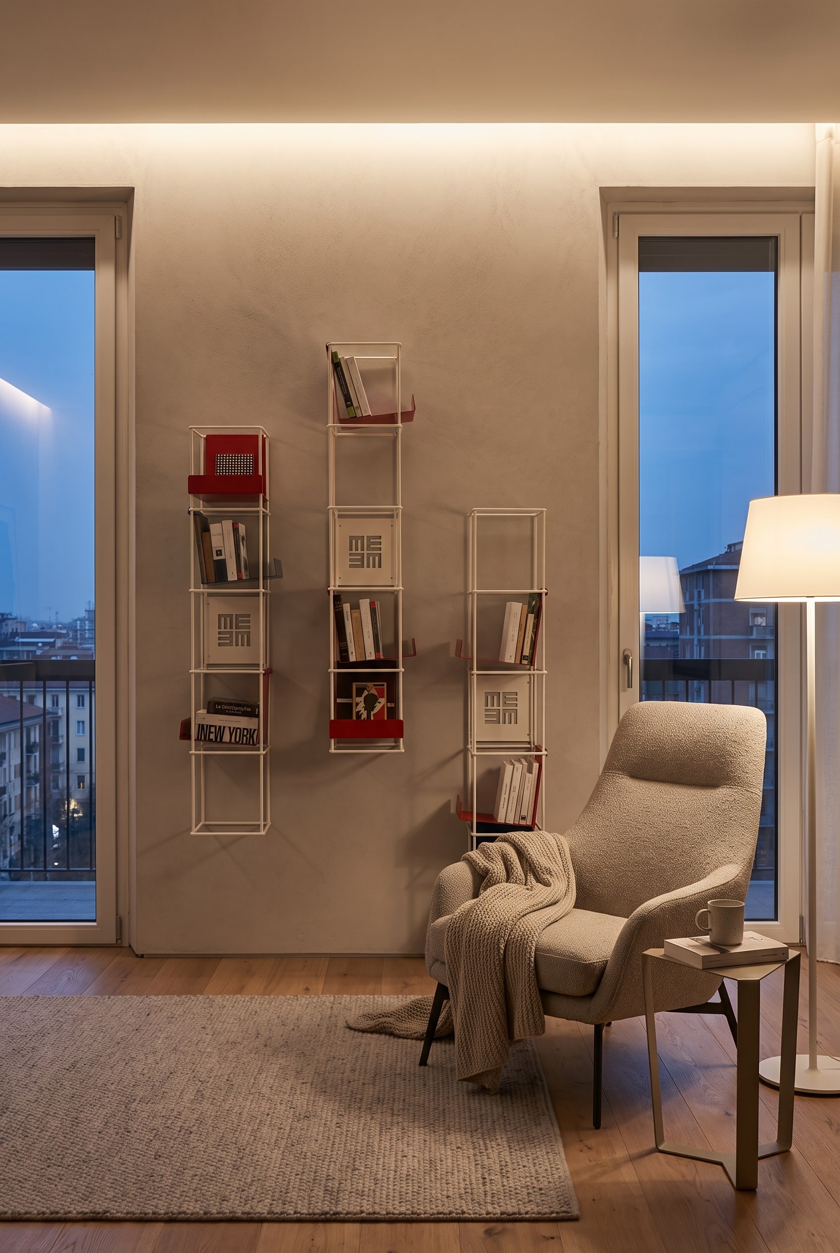 Niche étroite dans le salon avec bibliothèque murale verticale en métal et livres