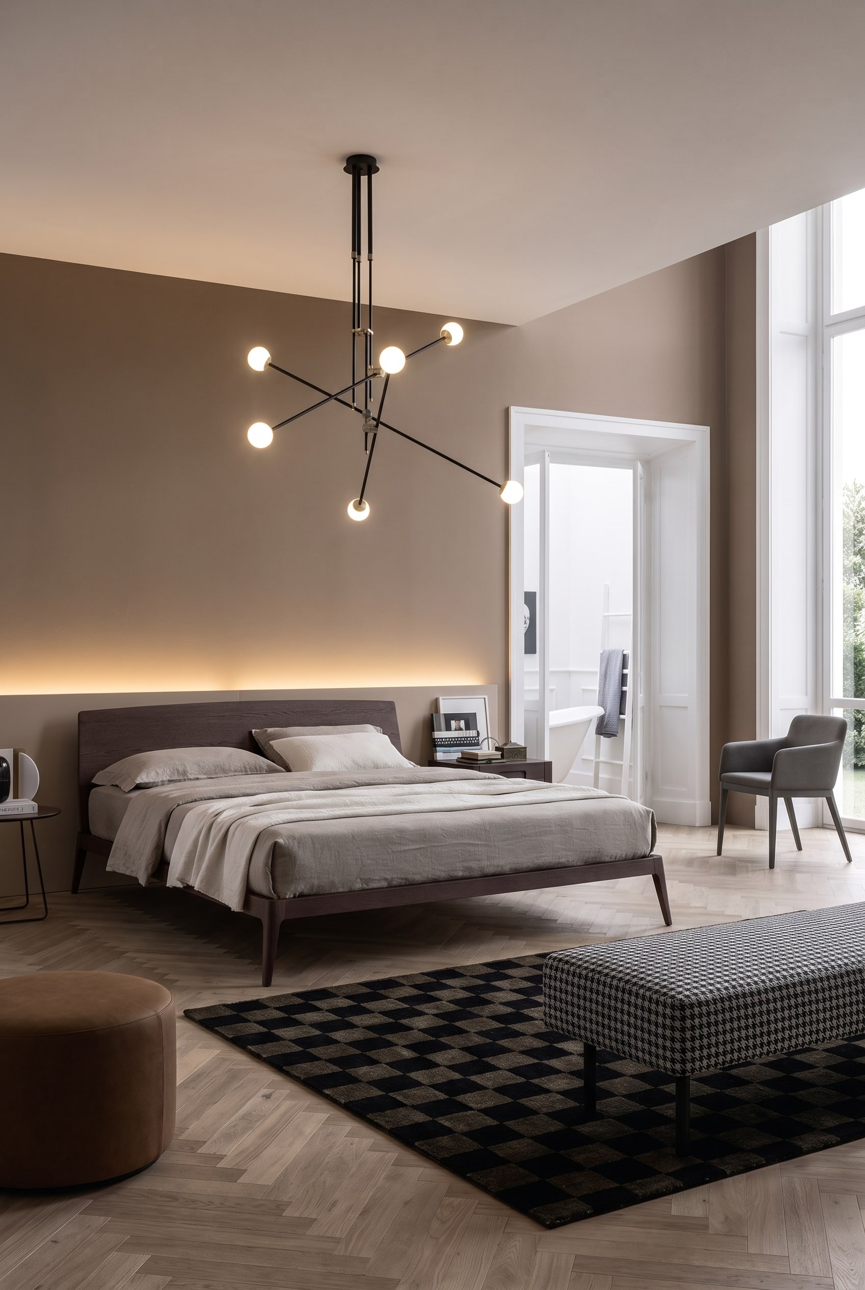 Chambre élégante avec lit en bois Novamobili Siri, à l'esthétique flottante et mur couleur Macchiato