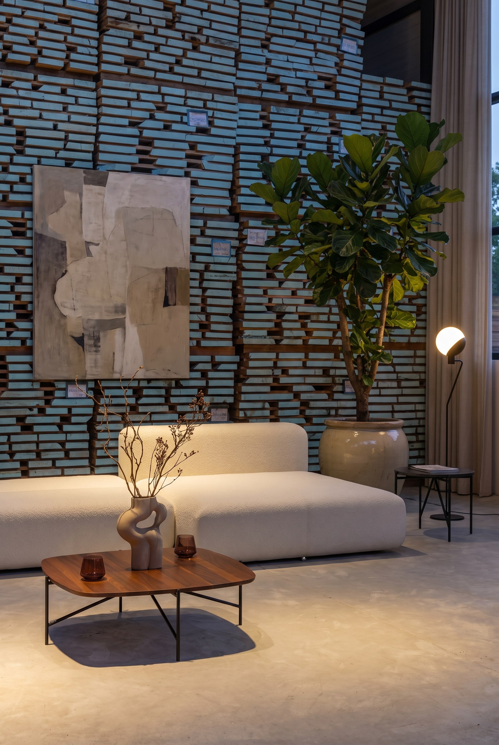 Canapé-lit modulaire blanc au design loft moderne devant un mur en bois texturé