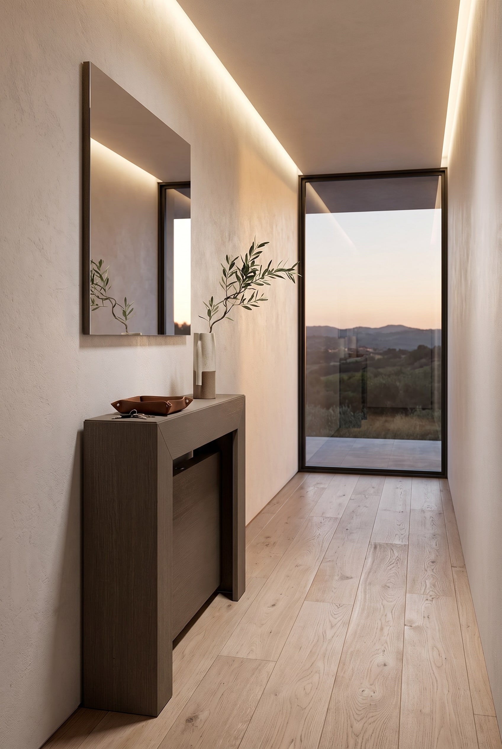 Couloir étroit avec une console blanche très plate, sur laquelle se trouvent un vase sculptural et des clés