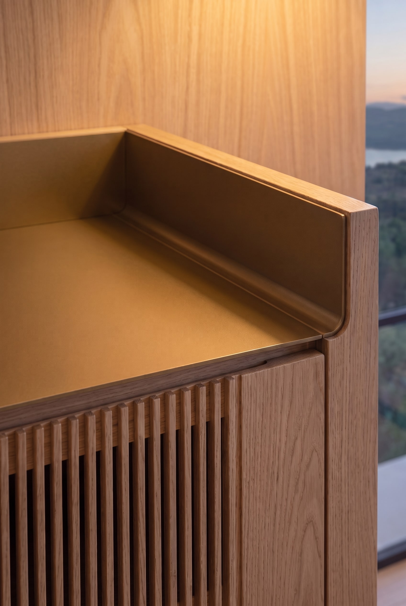 Nahaufnahme der oberen Ecke des Highboards mit einer goldenen Metalleinlage und erhöhter Kante aus Eichenholz.