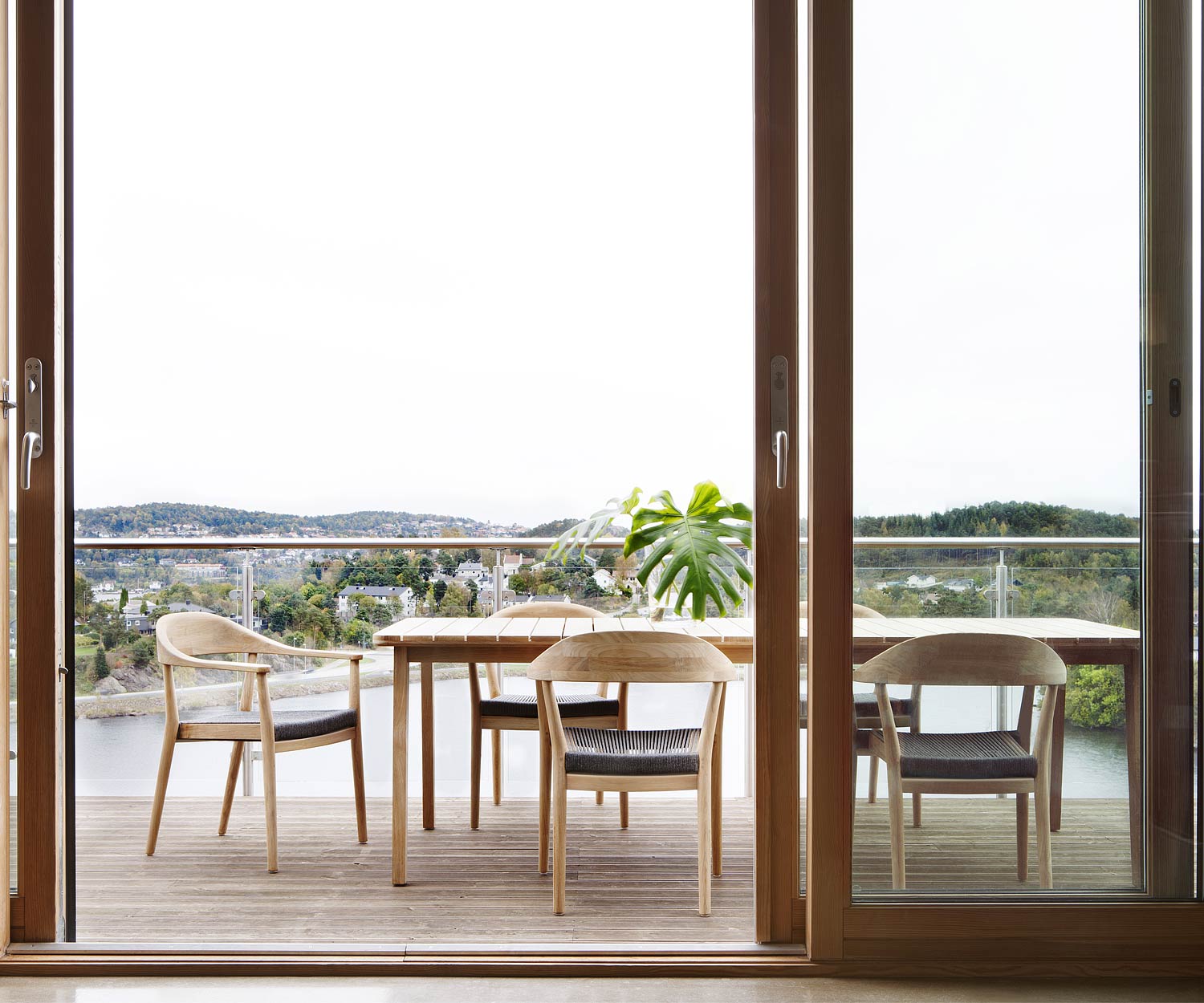 Table de terrasse moderne Oasiq Skagen Teak Design pour jusqu'à 6 personnes