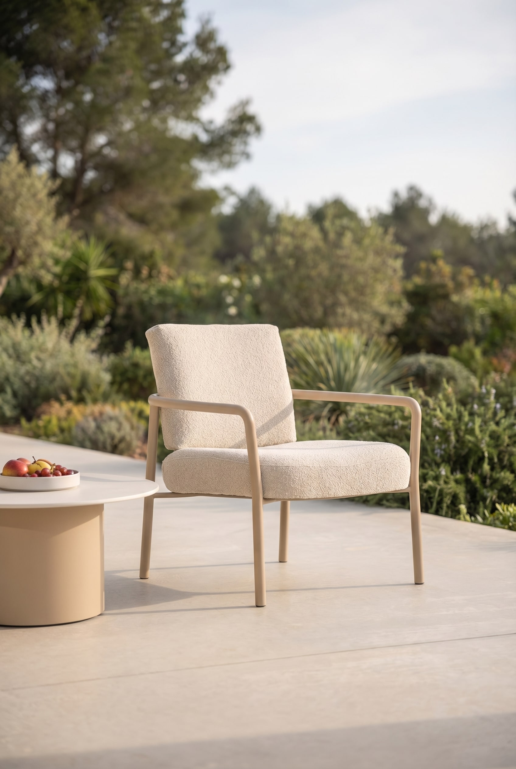 Gemütlicher Lounge-Sessel für draußen mit weichem Bouclé-Stoff Gemütlicher Lounge-Sessel für draußen mit weichem Bouclé-Stoff